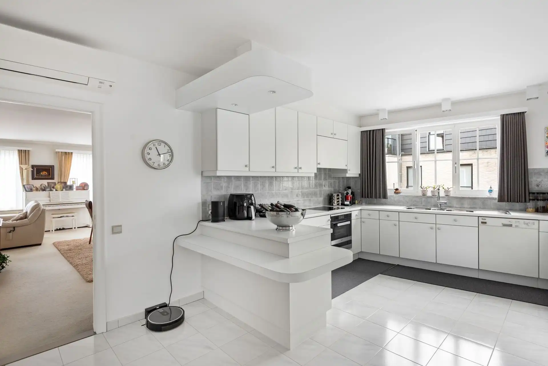 GELIJKVLOERS KANTOOR MET WONING foto 10