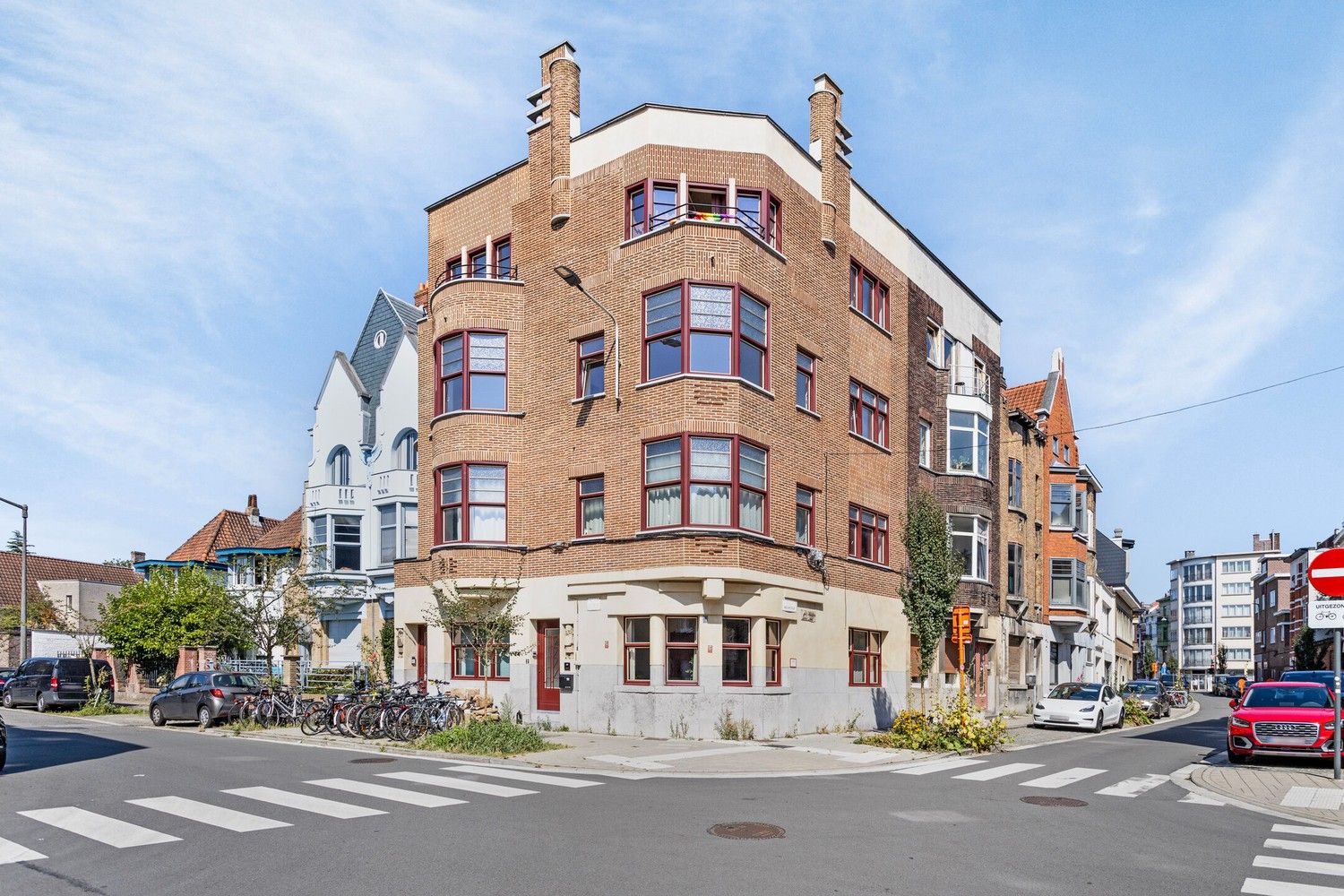 Recent gerenoveerd zonnig twee slaapkamer dakappartement foto {{pictureIndex}}
