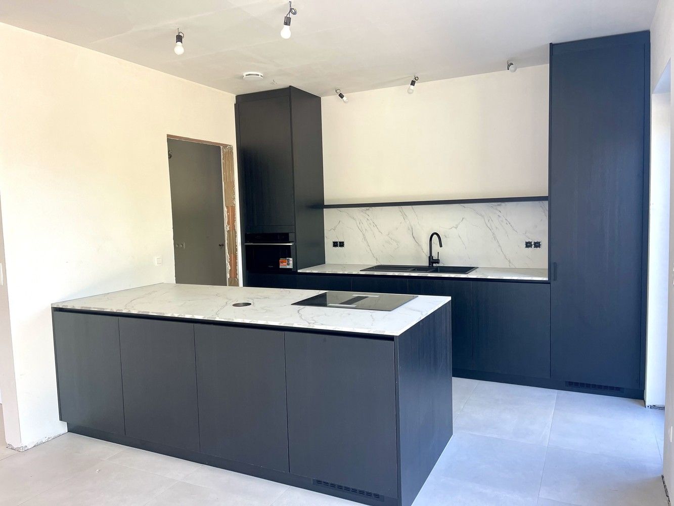 Volledig afgewerkte nieuwbouwwoning met 3 slaapkamers foto 3