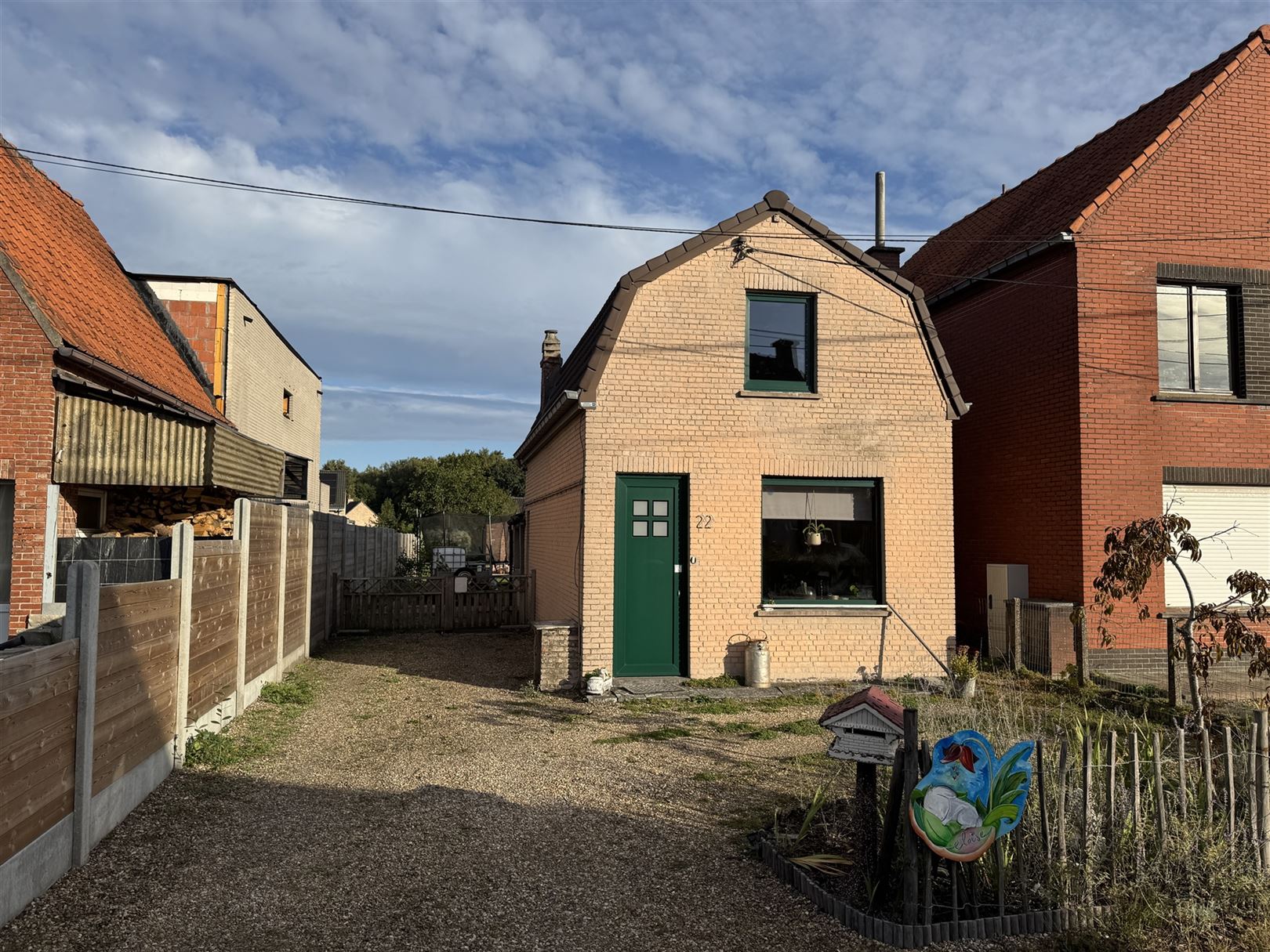 Te renoveren woning met ruime garage & dubbele toegangsweg foto {{pictureIndex}}
