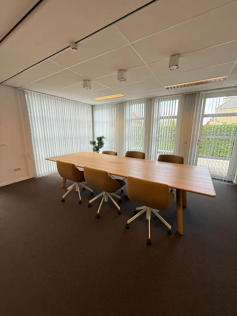 Volledig ingerichte & instapklare kantoorruimte op toplocatie in Achel! foto 4