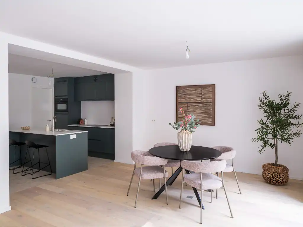 Knap gerenoveerd 2-slaapkamer appartement met ruim privatief terras foto 3