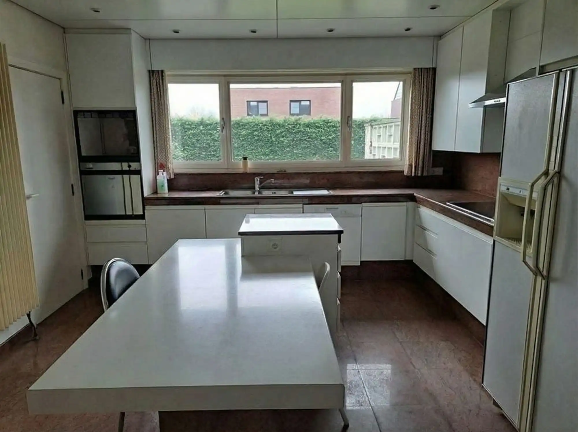 Villa met 4 slaapkamers, grote garage, veel parkeergelegenheid en een afgesloten tuin. foto 7