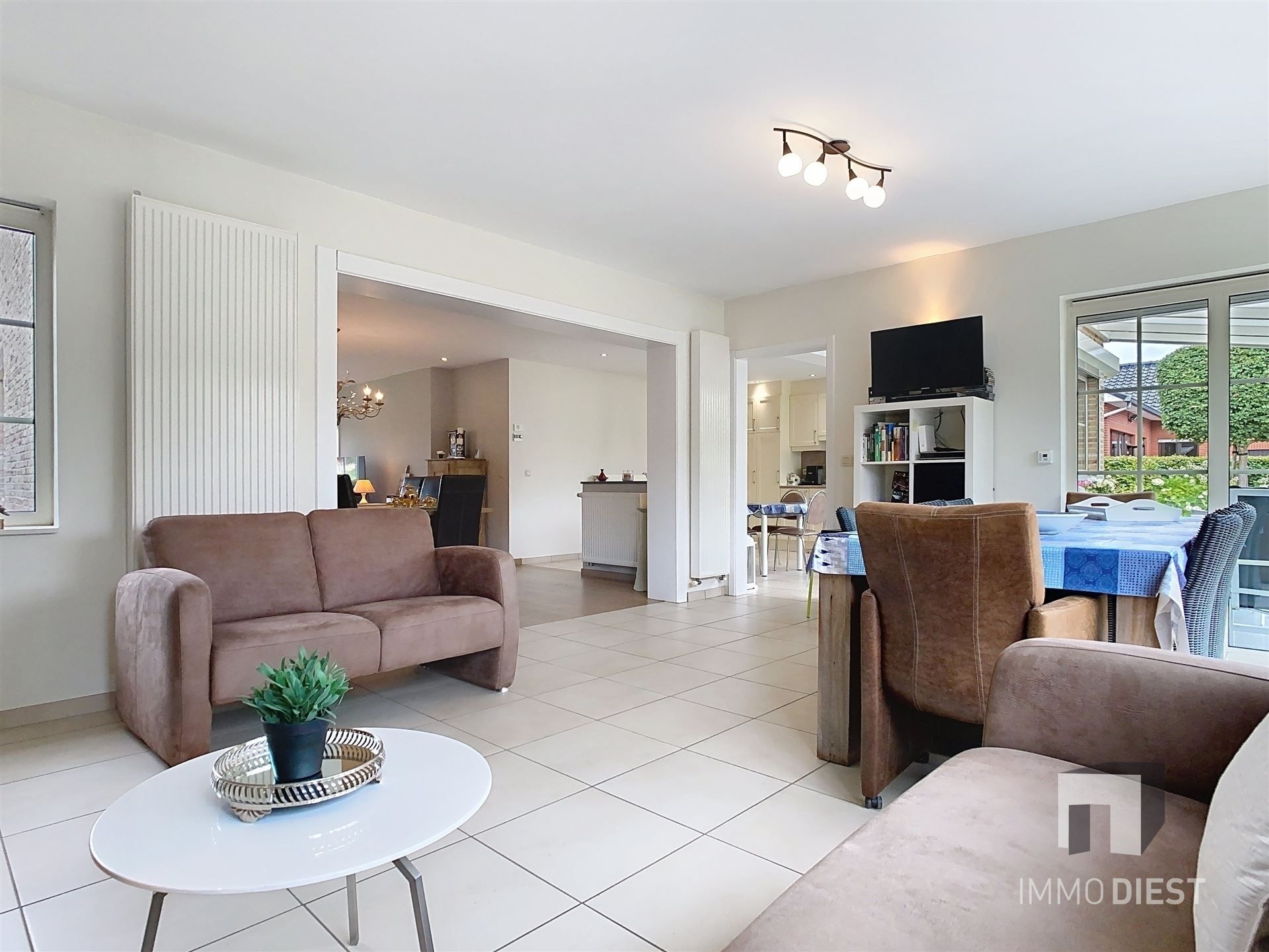 Aantrekkelijke en instapklare woning met 3 slaapkamers en prachtig aangelegde tuin op 12a 77ca. foto 10