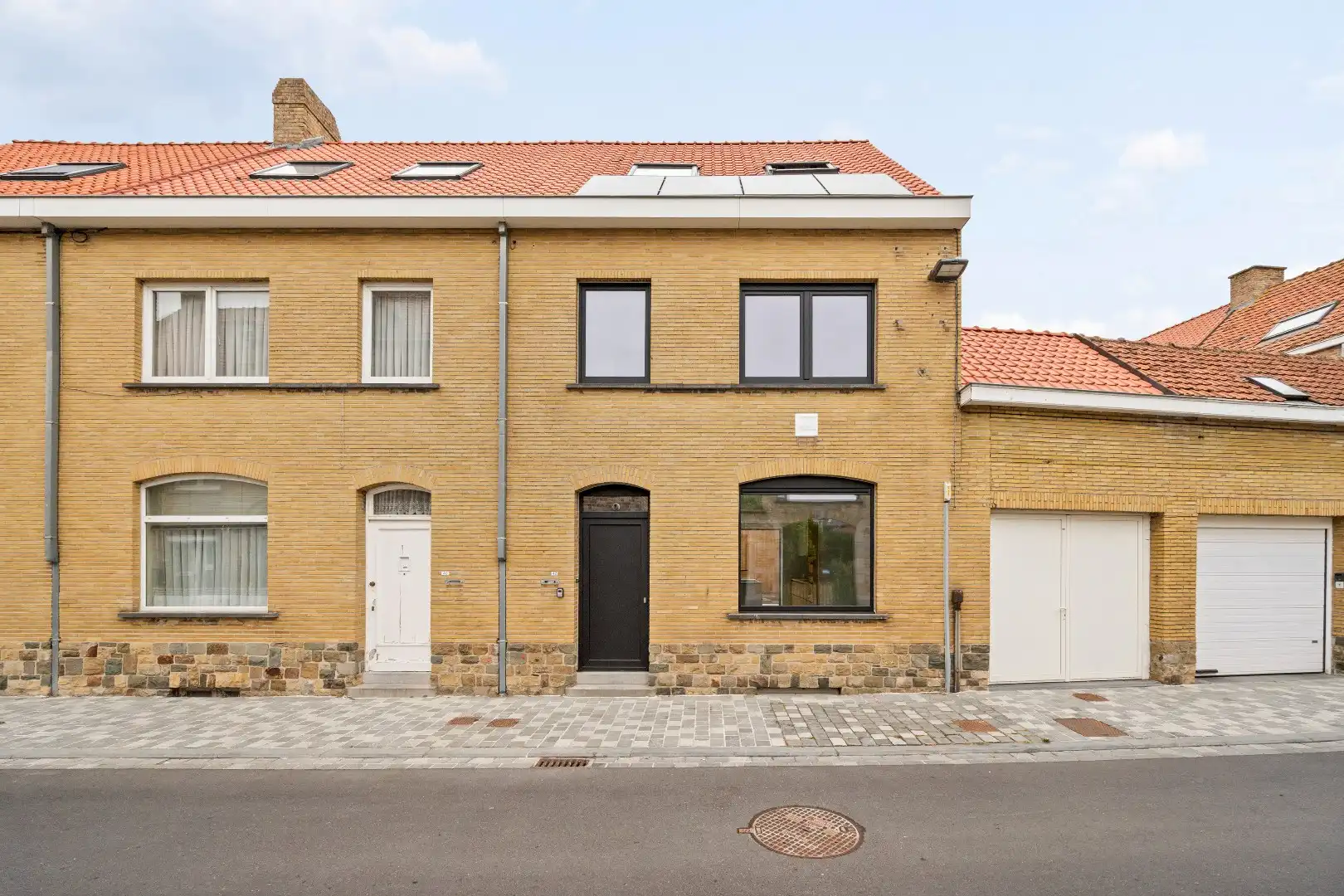 Gerenoveerde woning met 3 slaapkamers en gezellig stadstuin. foto {{pictureIndex}}