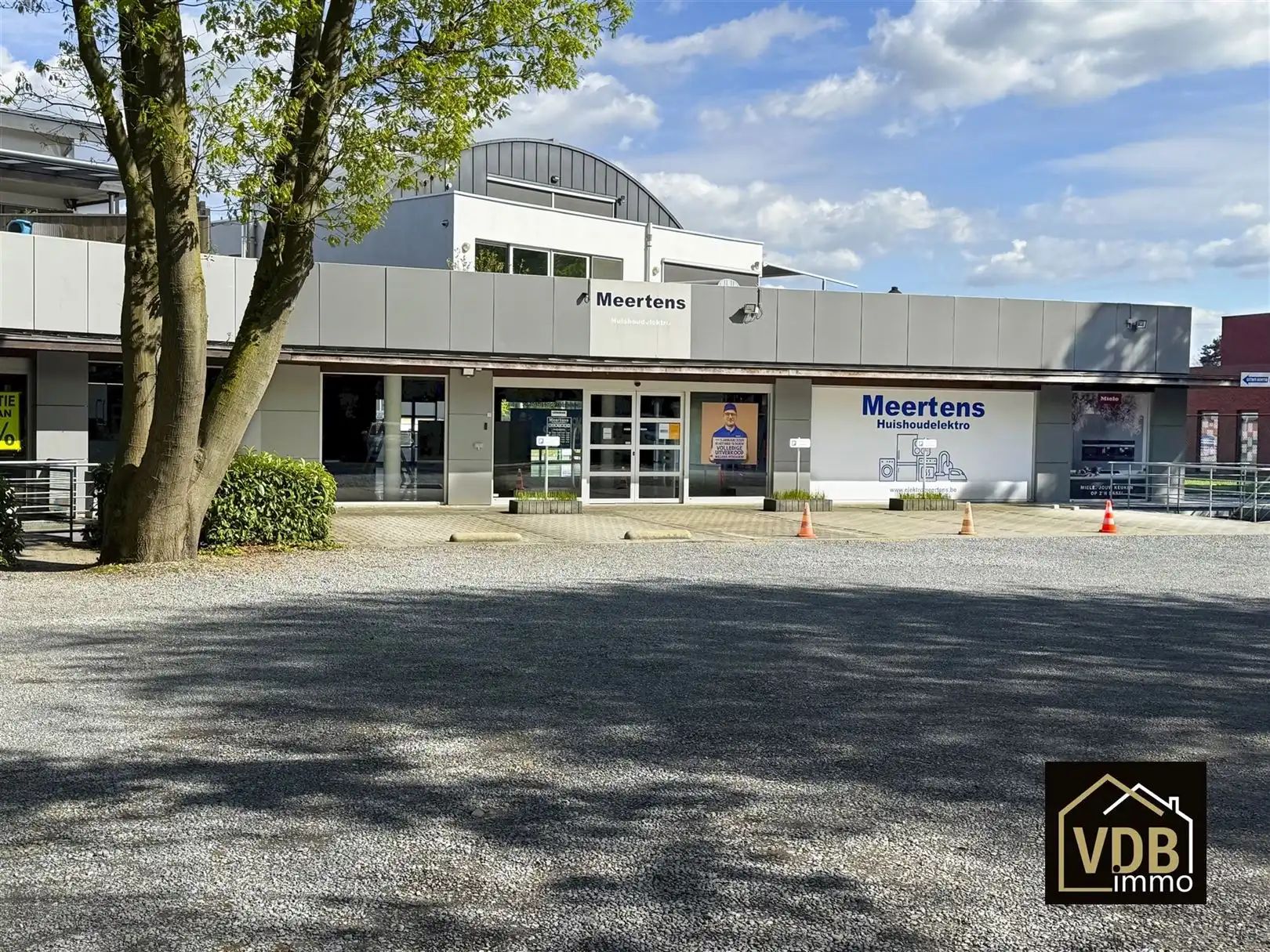 COMMERCIEEL PAND MET PENTHOUSE OP TOP LOCATIE foto 2