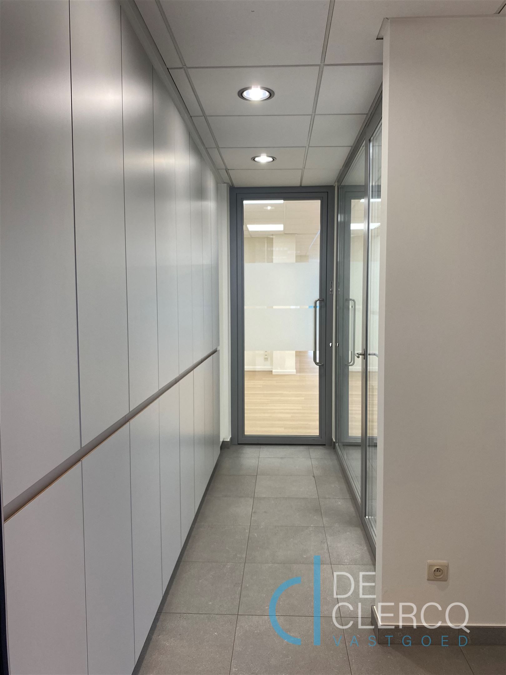 Nieuw, ruim handelspand te huur in centrum Lochristi!  foto 6