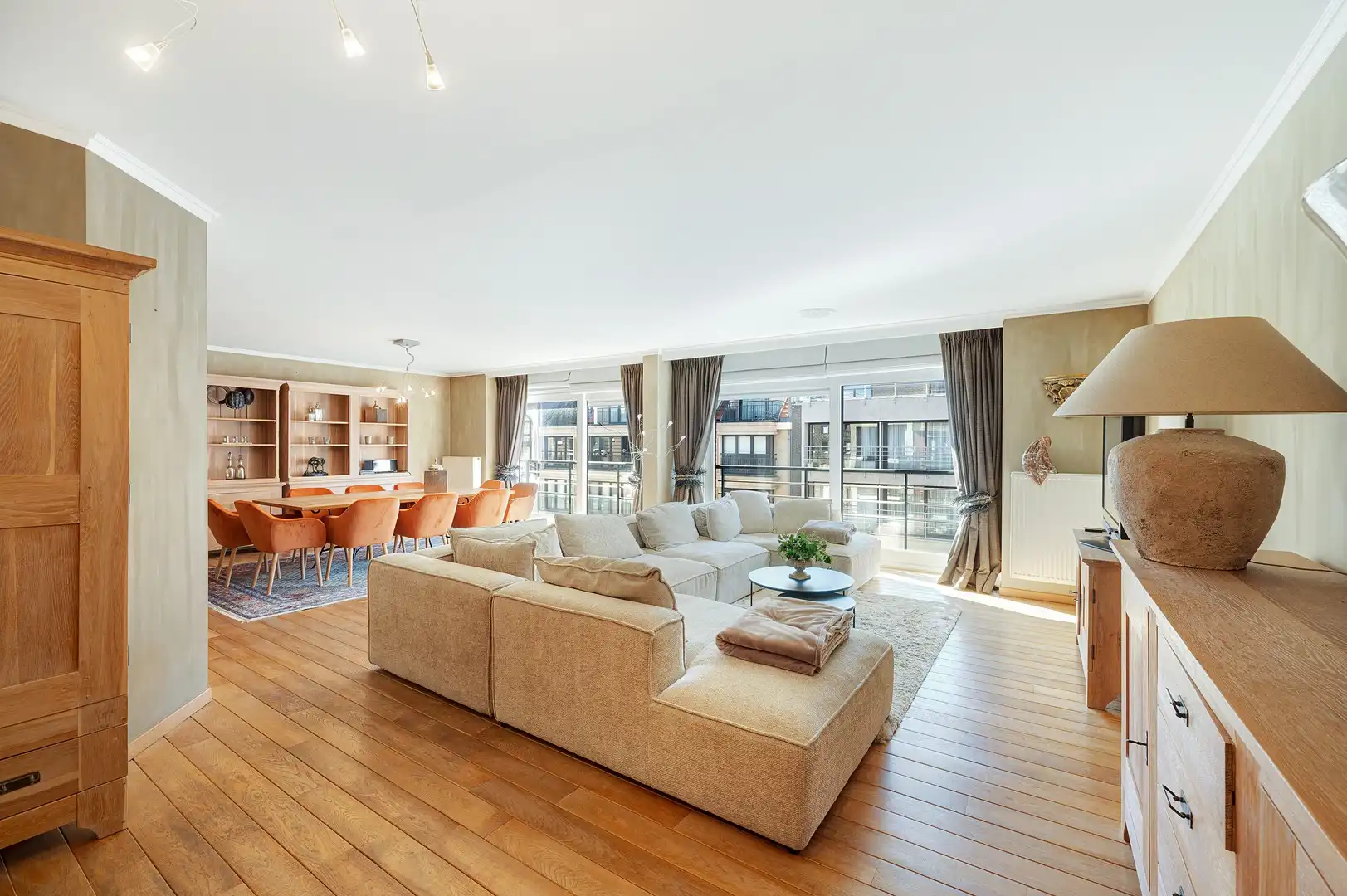 Ruim appartement van 152 m² in het centrum van Knokke. foto {{pictureIndex}}