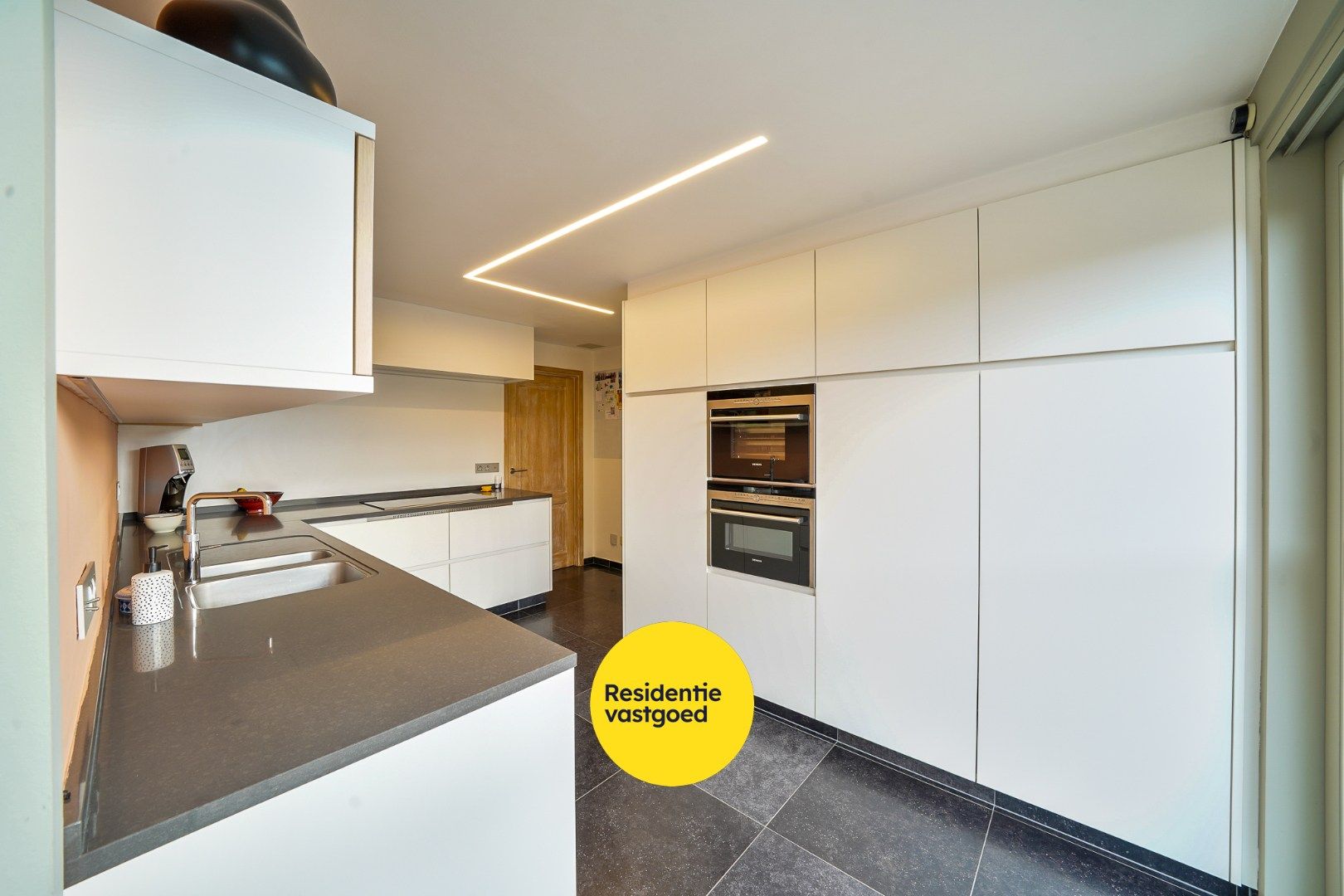 Instapklare halfopen woning met zonnige tuin, aparte garage en tuinhuis foto 8