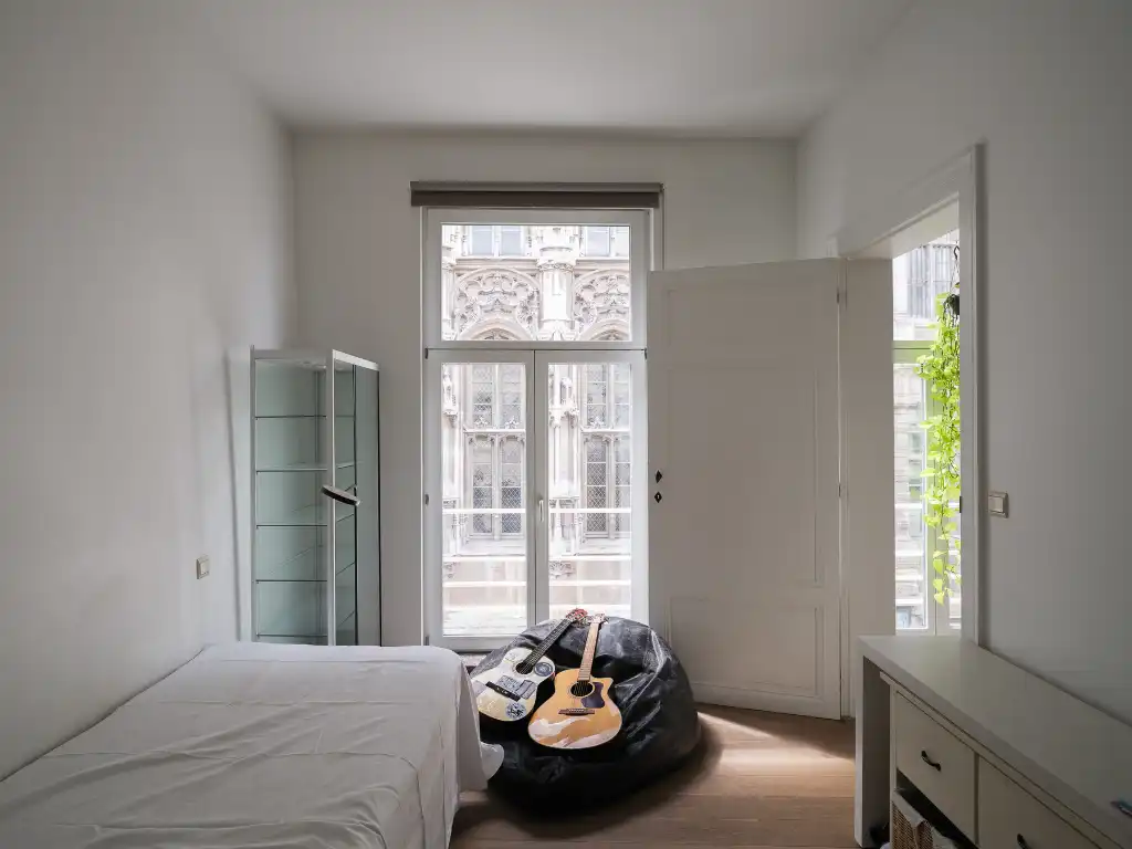 Karaktervol herenhuisappartement met terras en zicht op het stadhuis foto 12