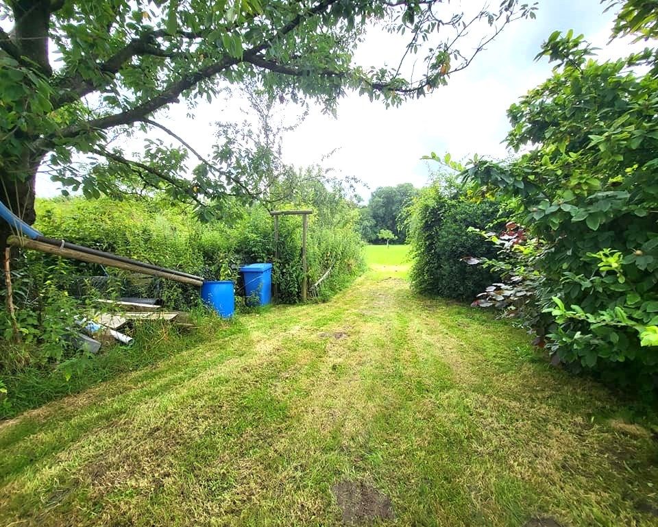 Op te frissen woning ... landelijk gelegen. foto 17