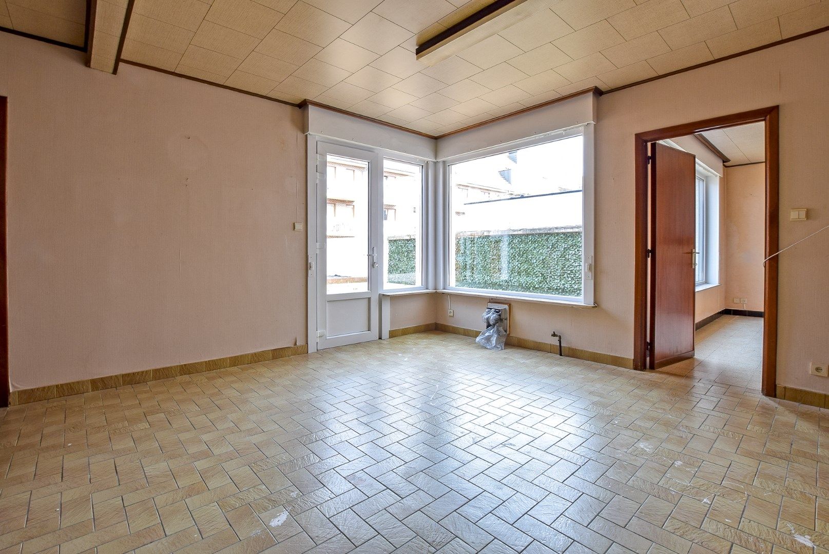 Ruime woning momenteel opgedeeld in 2 appartementen met inpandige garage en tuin op 240m². foto 6