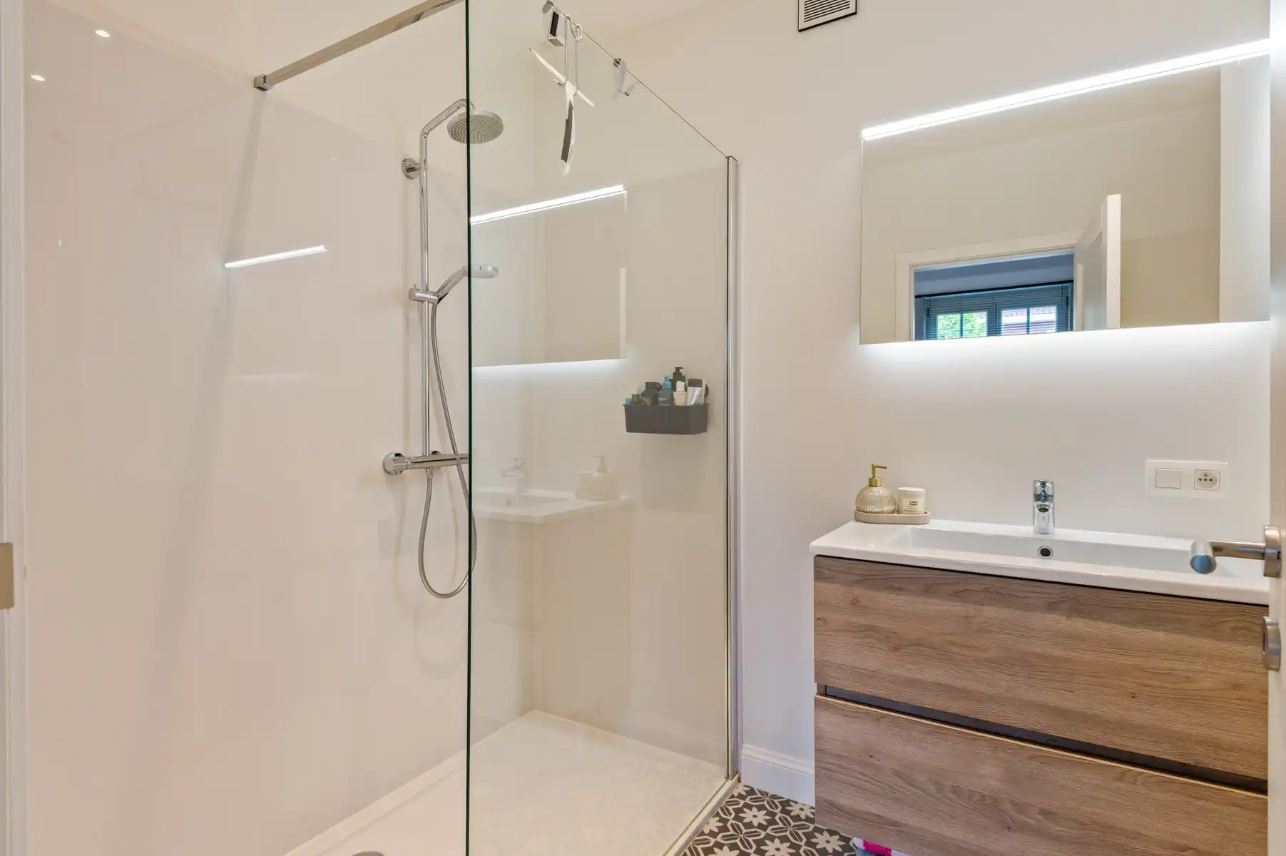 Goed gelegen gelijkvloers appartement met 1 slaapkamer, tuin en garage foto 15