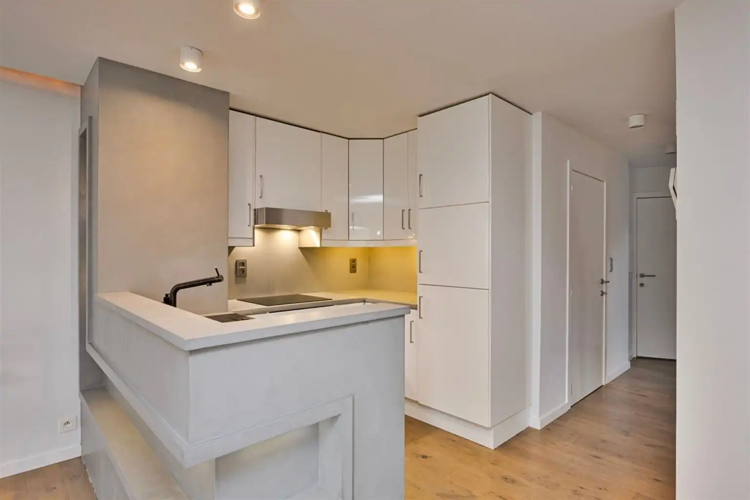 Gezellig, gerenoveerd 1-slaapkamerappartement met dressing/bureelruimte op een toplocatie nabij de Markt van Maaseik. foto 6