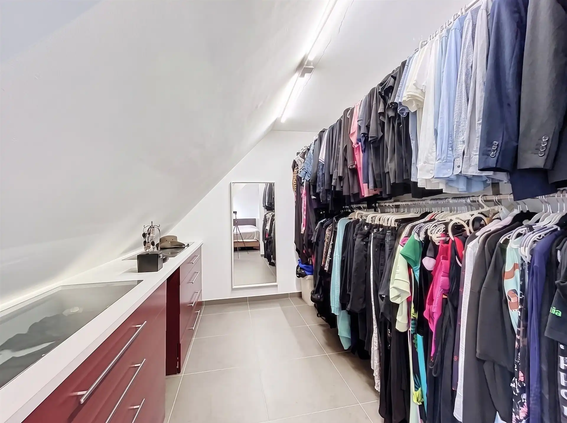 Moderne BEN gezinswoning met 4 slaapkamers, garage en poolhouse op perceel van 347m² foto 17
