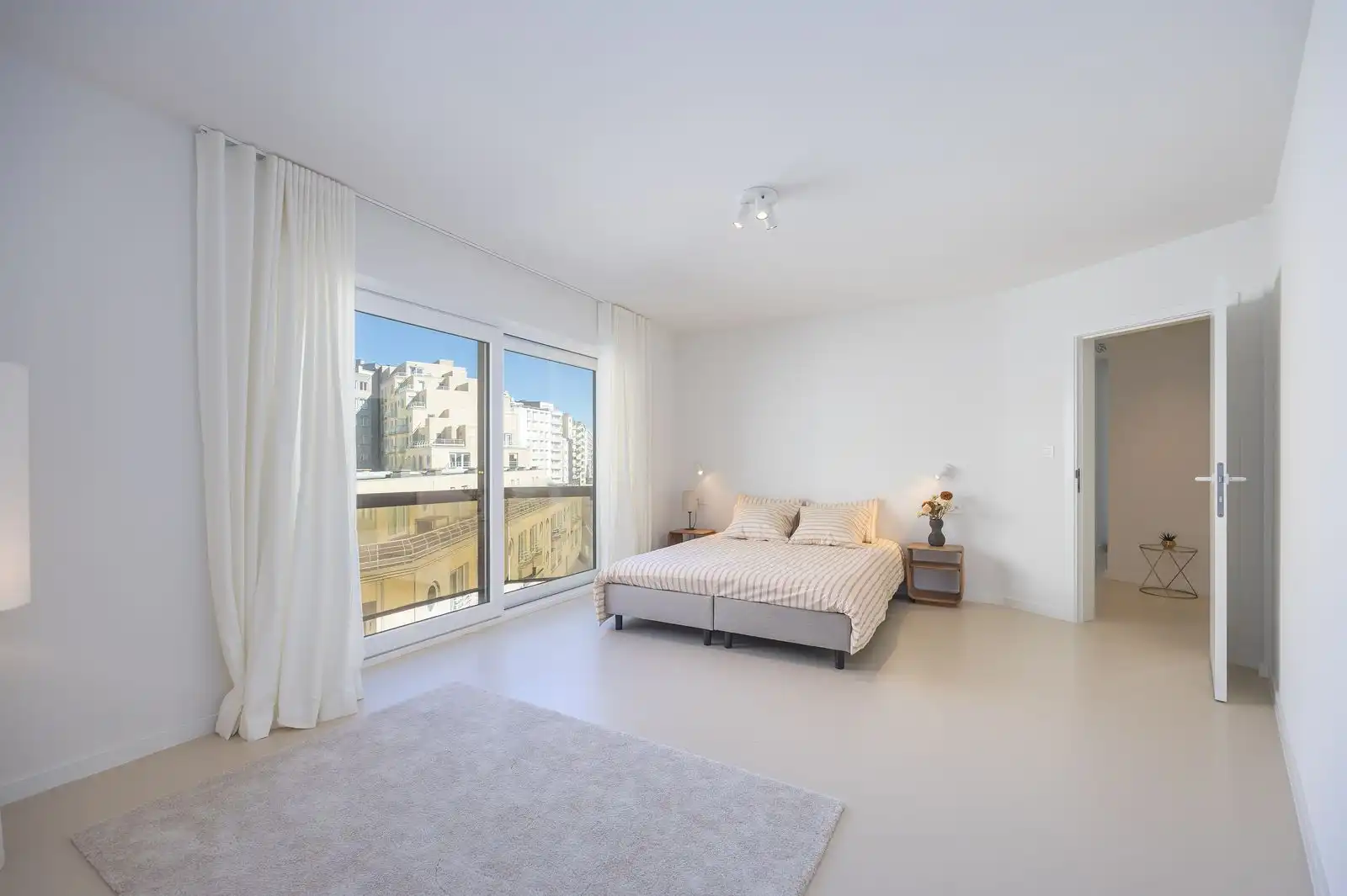 TOPAANBOD! Gerenoveerd hoekappartement met terras , 3 slaapkamers, vlakbij zee foto 7