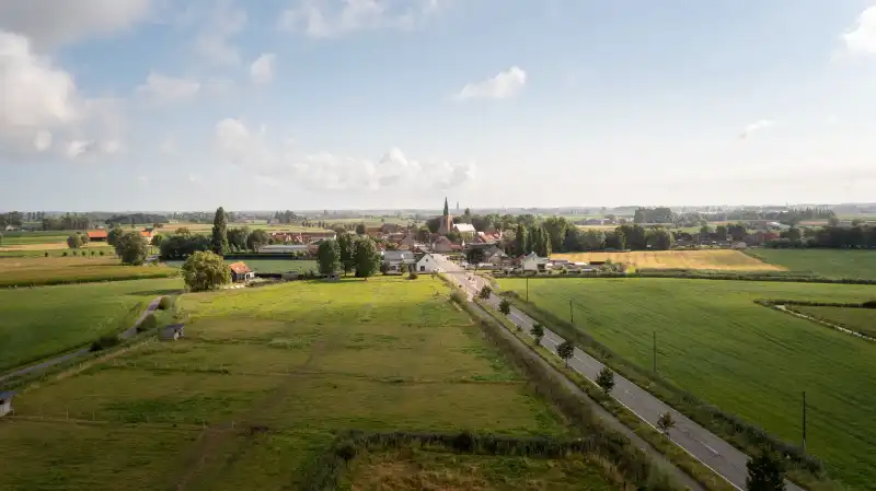 Groot-Diksmuide. Nieuwkapelle. Diverse weilanden van 2ha met instapklare stalling en voorzien van speciale afsluitingen foto {{pictureIndex}}