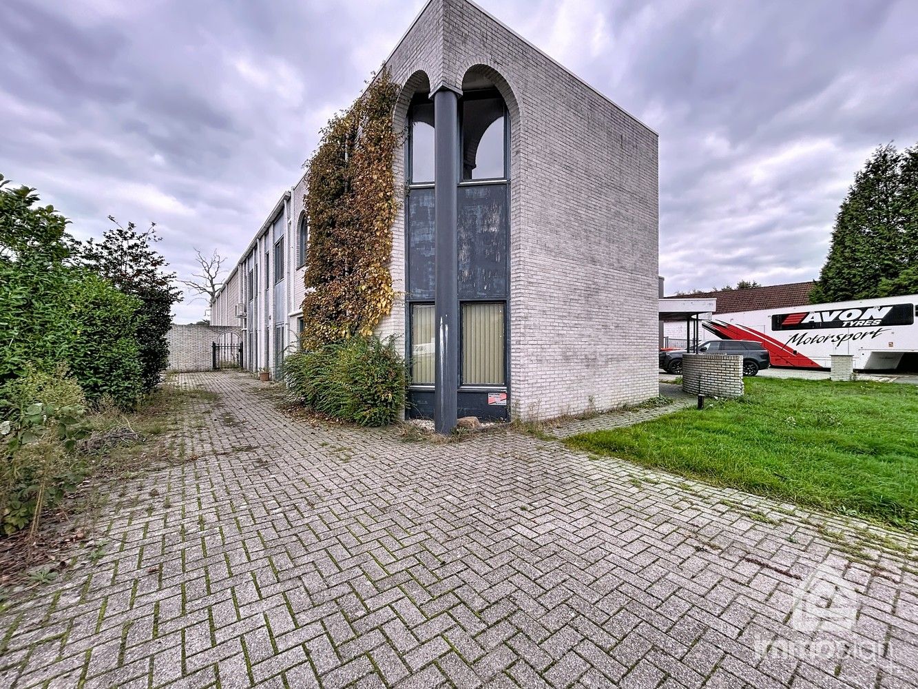 Bedrijfshal, kantoren en twee woonunits. Werken en wonen combineren op één strategische locatie! foto 34