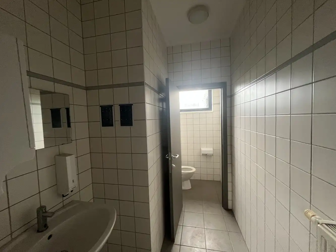 Bedrijfshal met terrein foto 13