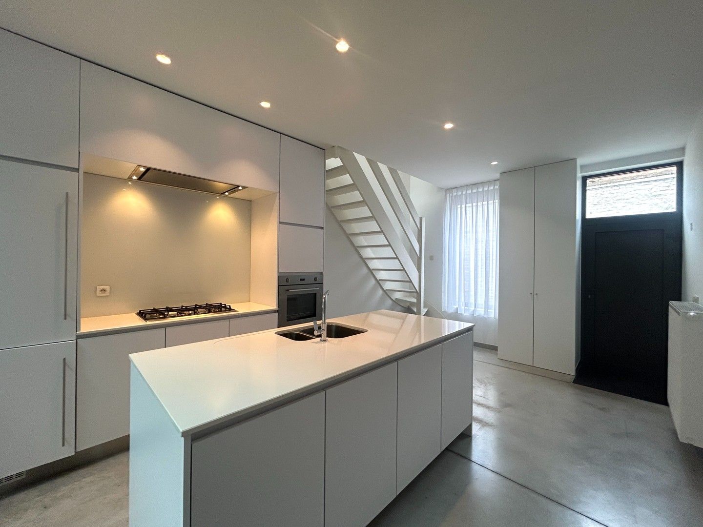 Instapklare stadswoning met zonneterras te Roeselare! foto 2