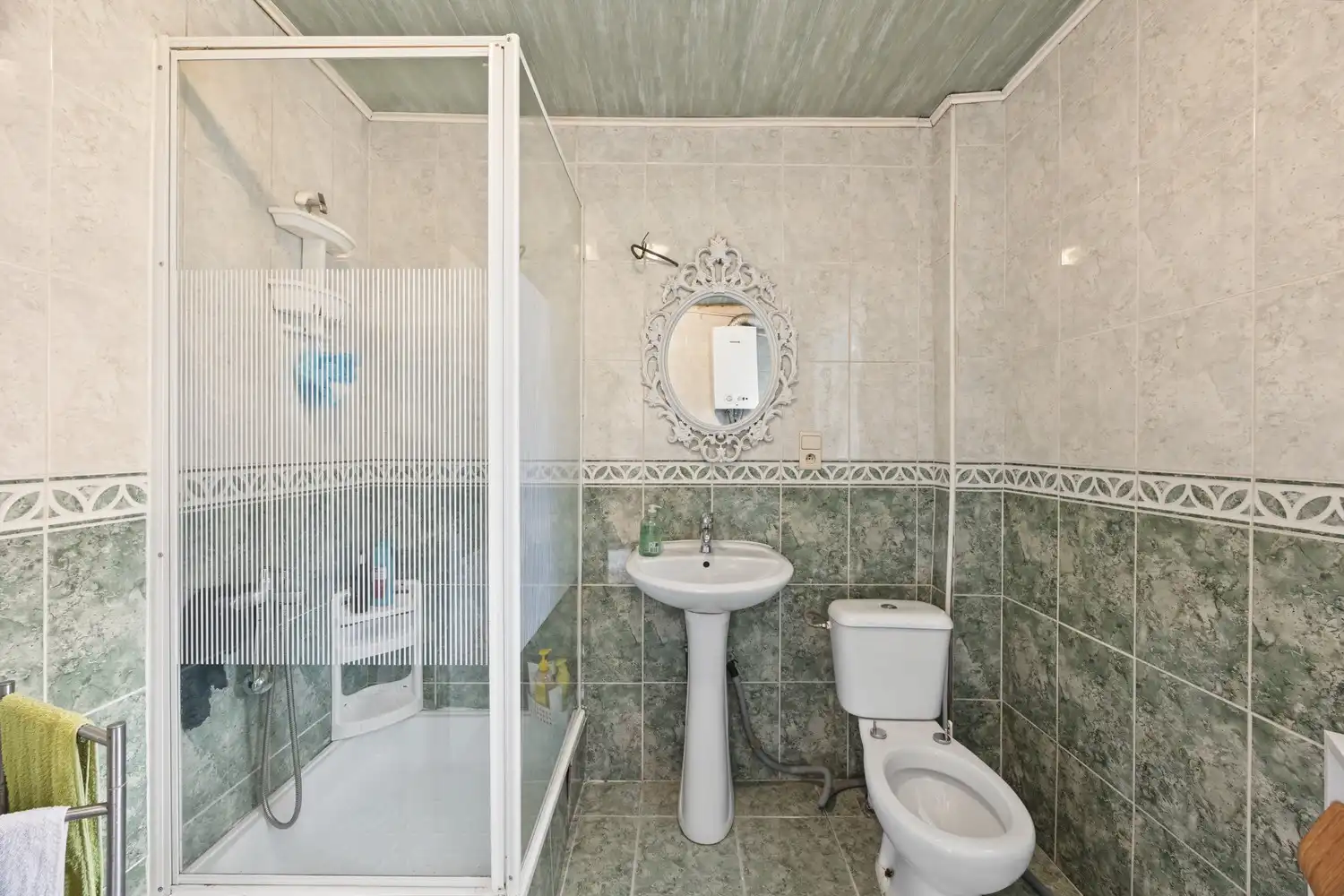 Te renoveren woning met 5 slaapkamers, 2 badkamers en ruime tuin! foto 16