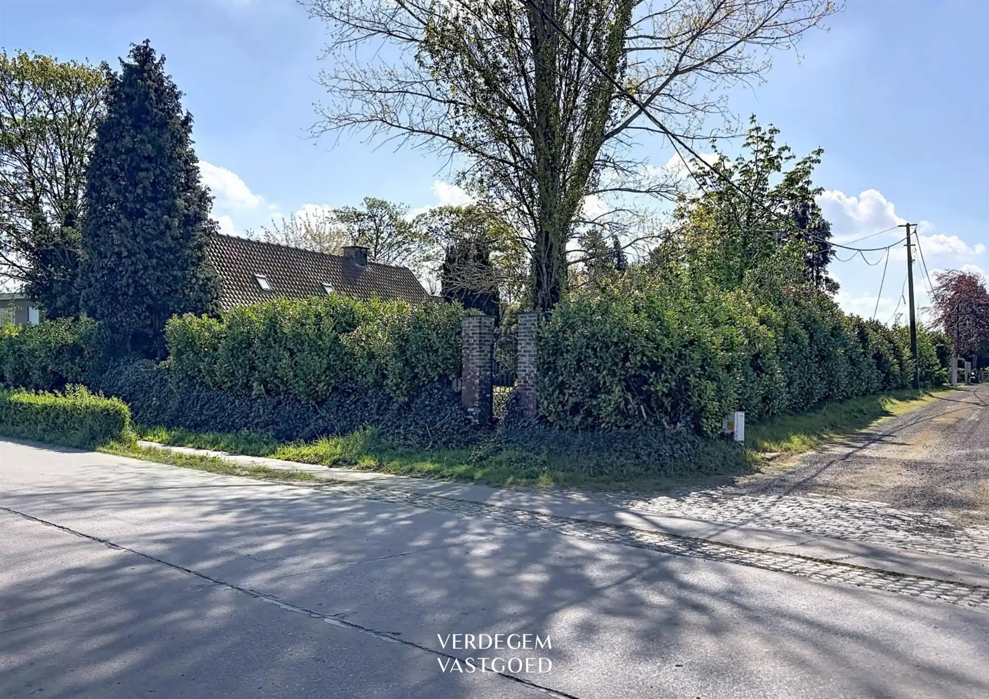 Te renoveren hoeve met schuur op een terrein van 1.634m² foto 3