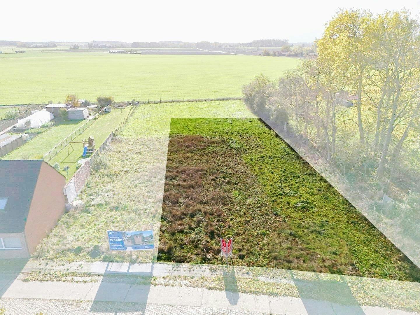 Mooi en zuidgericht stuk bouwgrond (1.284m²) voor open bebouwing foto {{pictureIndex}}