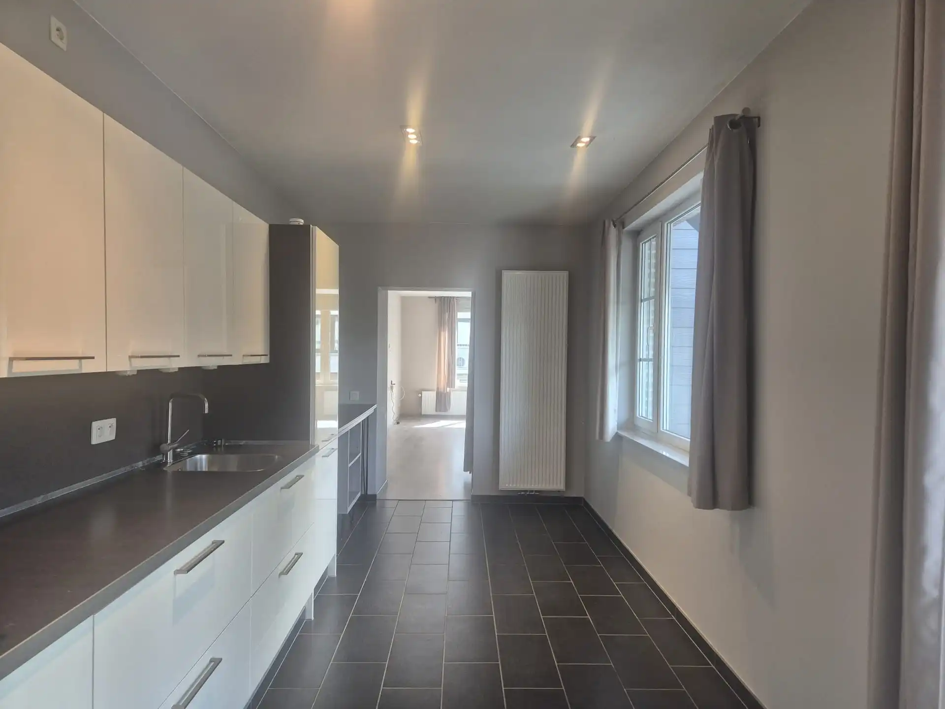 Instapklaar lichtrijk appartement met dakterras boven bakkerij “Hoste”. foto 9