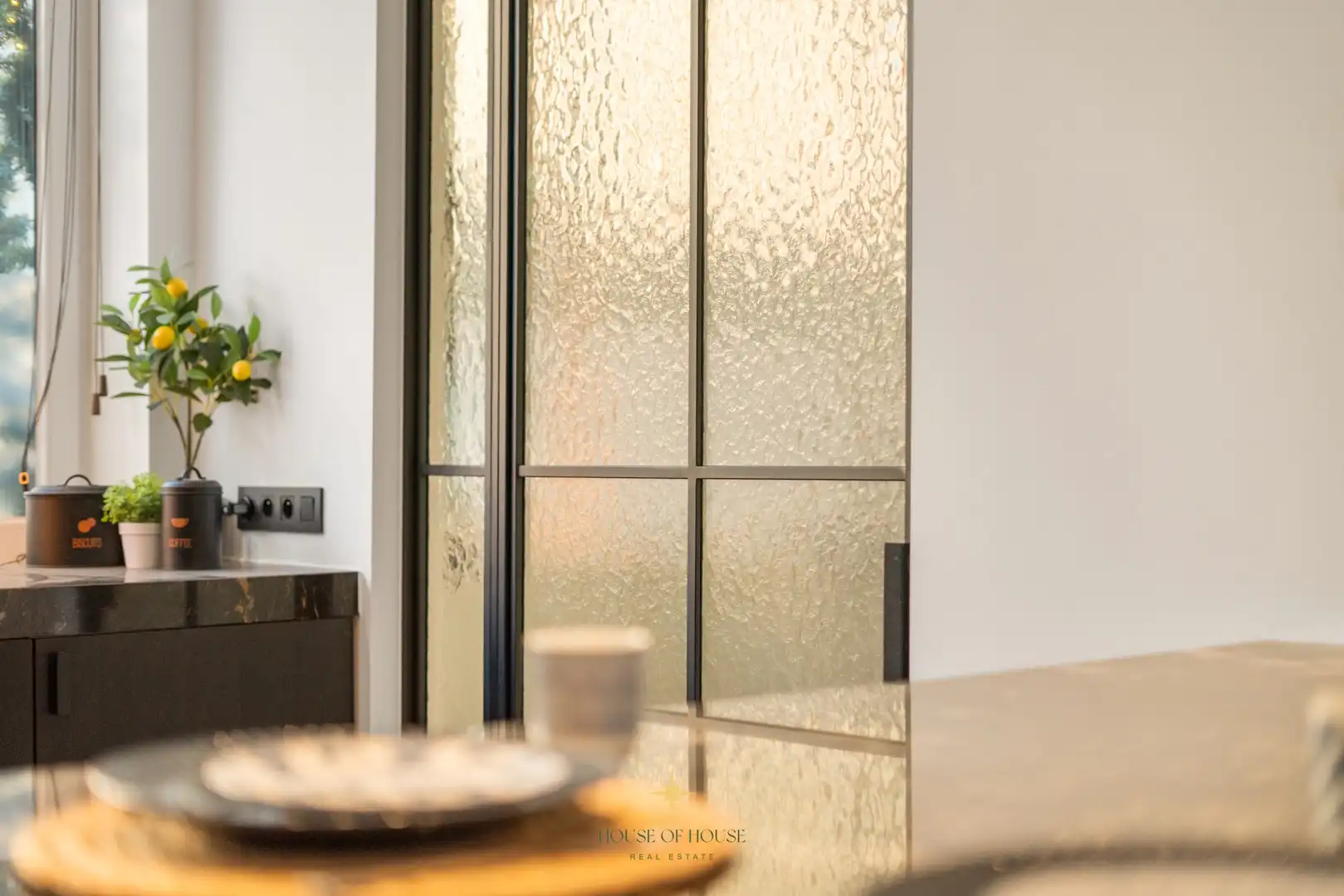 Subliem gerenoveerde stadswoning in een uitzonderlijk historisch kader rond de Onze-Lieve-Vrouwekerk, zonder renovatieverplichting foto 7