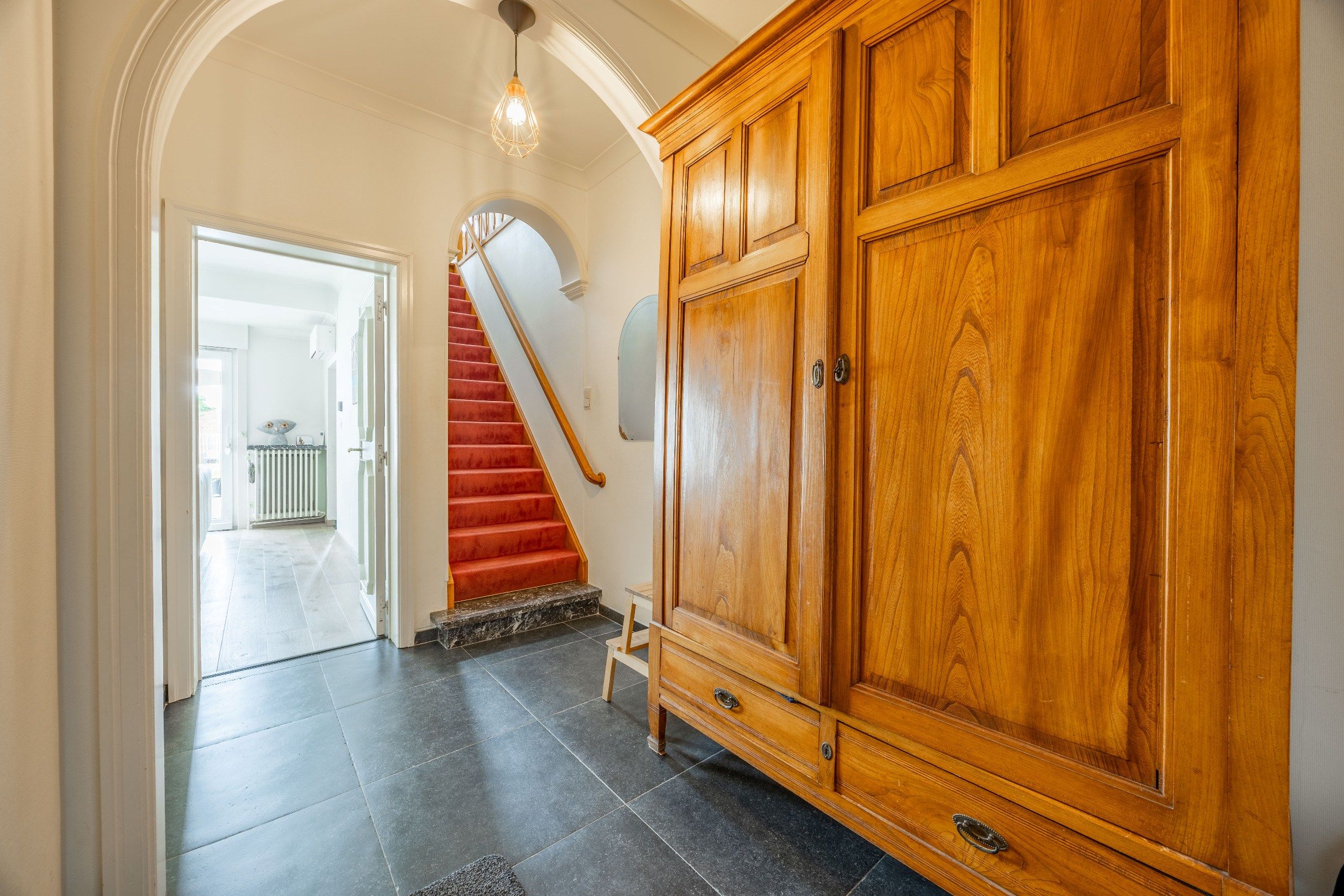 Gerenoveerde woning met garage foto 3