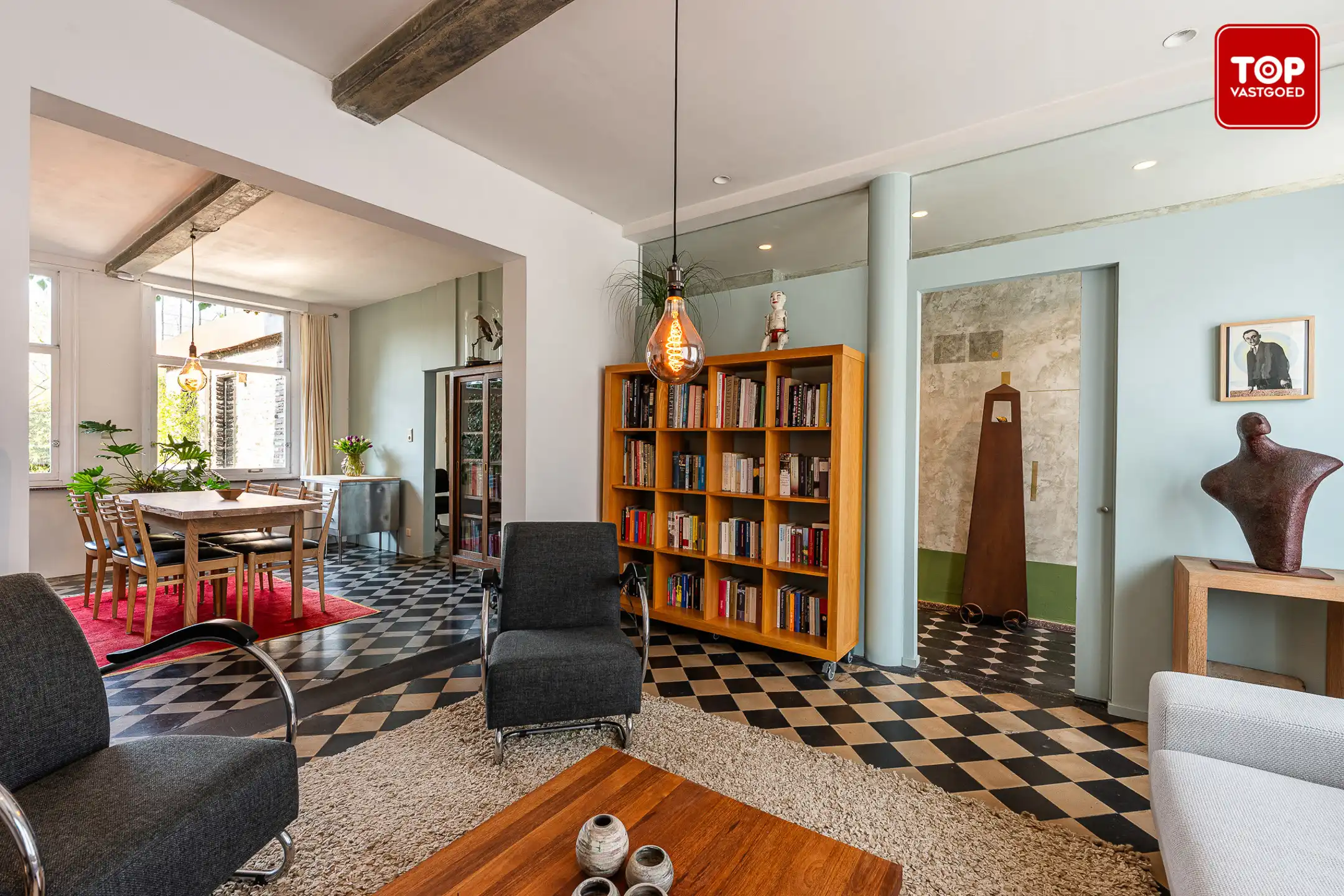 Authentieke en ruime woning met 3 slaapkamers, groot atelier en zonnige tuin foto {{pictureIndex}}