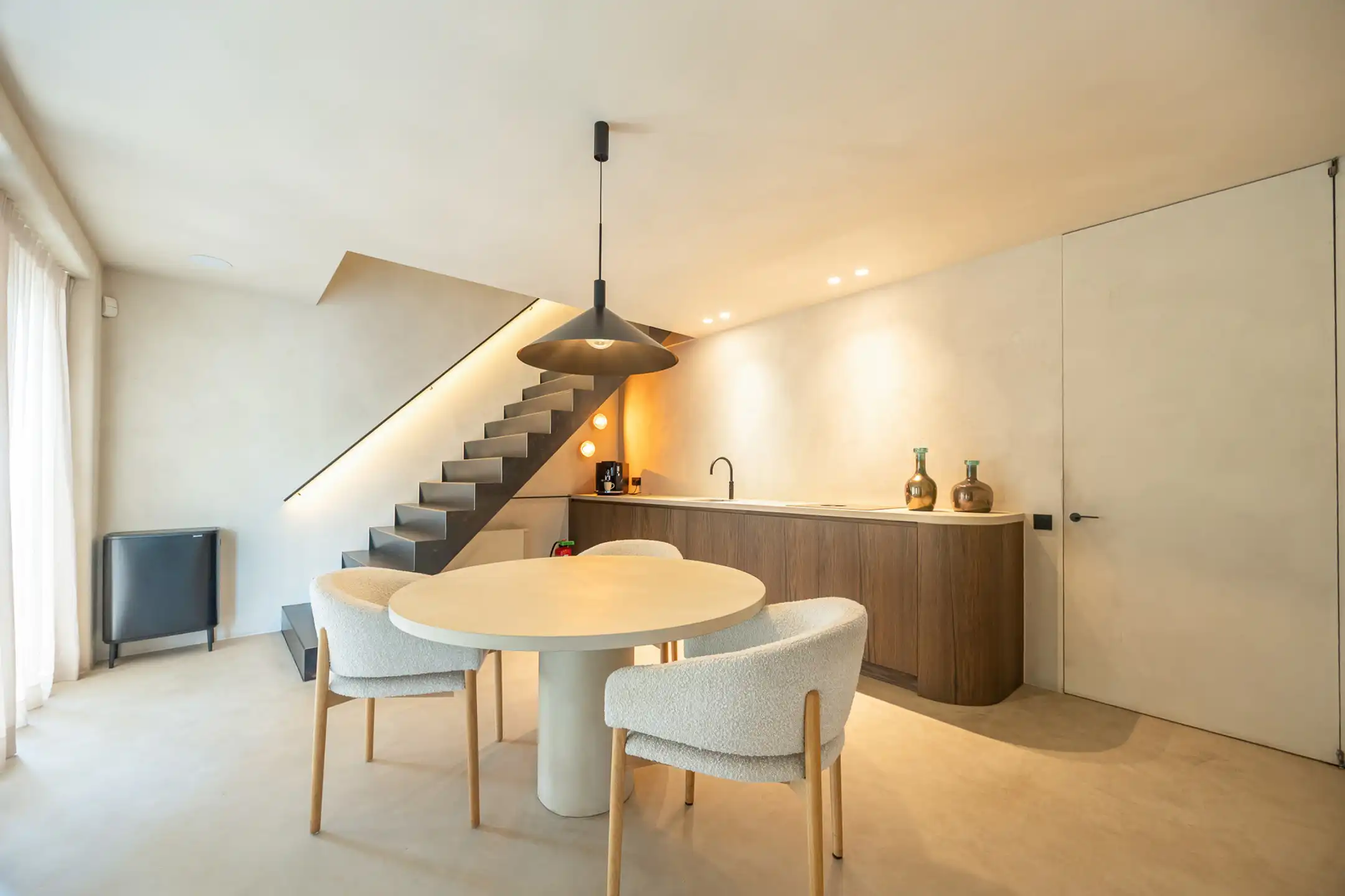 Magazijn met showroom, kantoren en prachtige woning te koop foto 14