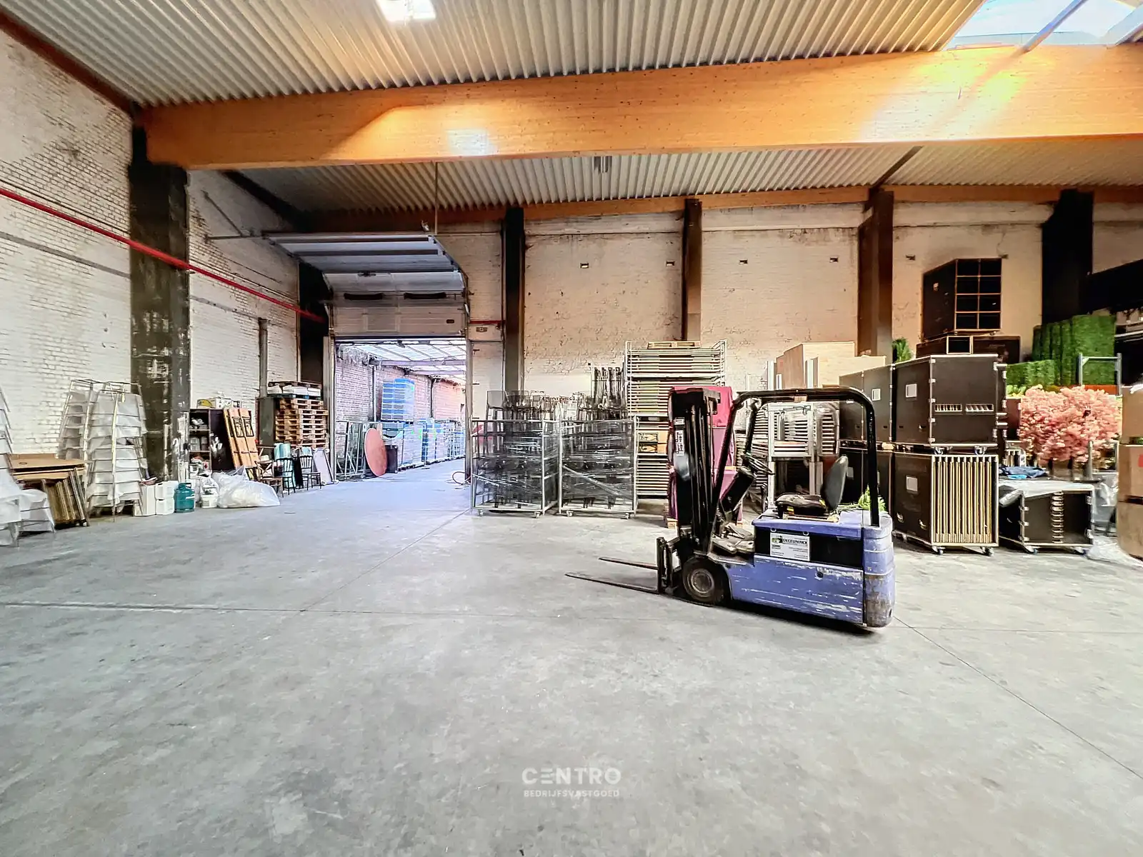 Opslagplaats ( ± 2.000m²) met 7m vrije hoogte vlakbij de havenkop te Roeselare! foto 3