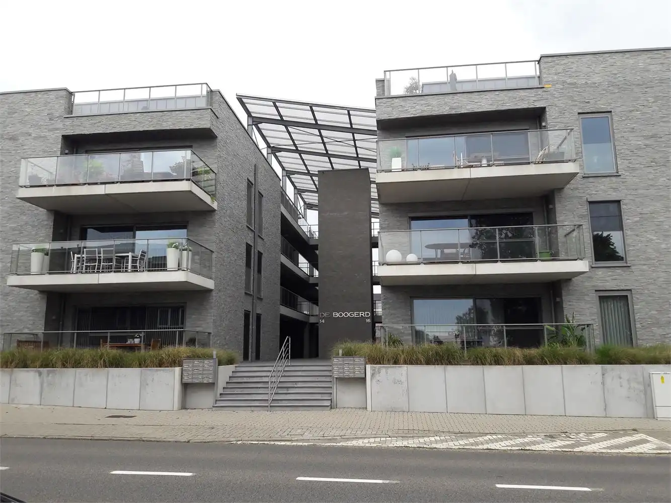 Instapklaar 2-slaapkamerappartement met zonnig terras in hartje Beringen foto {{pictureIndex}}