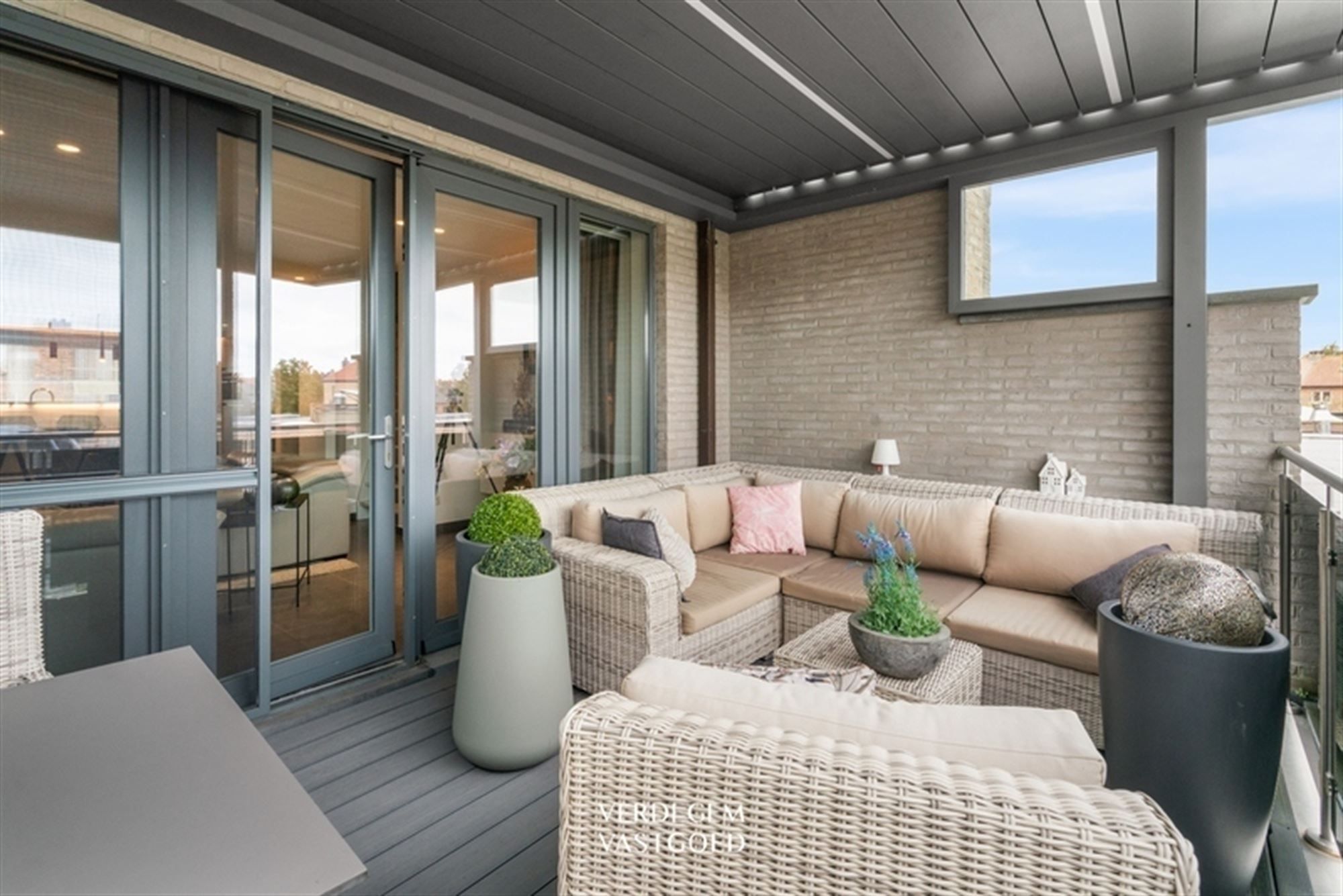 Instapklaar en knap afgewerkte woning met 2 garages, geniettuin en atelier/praktijk foto 11