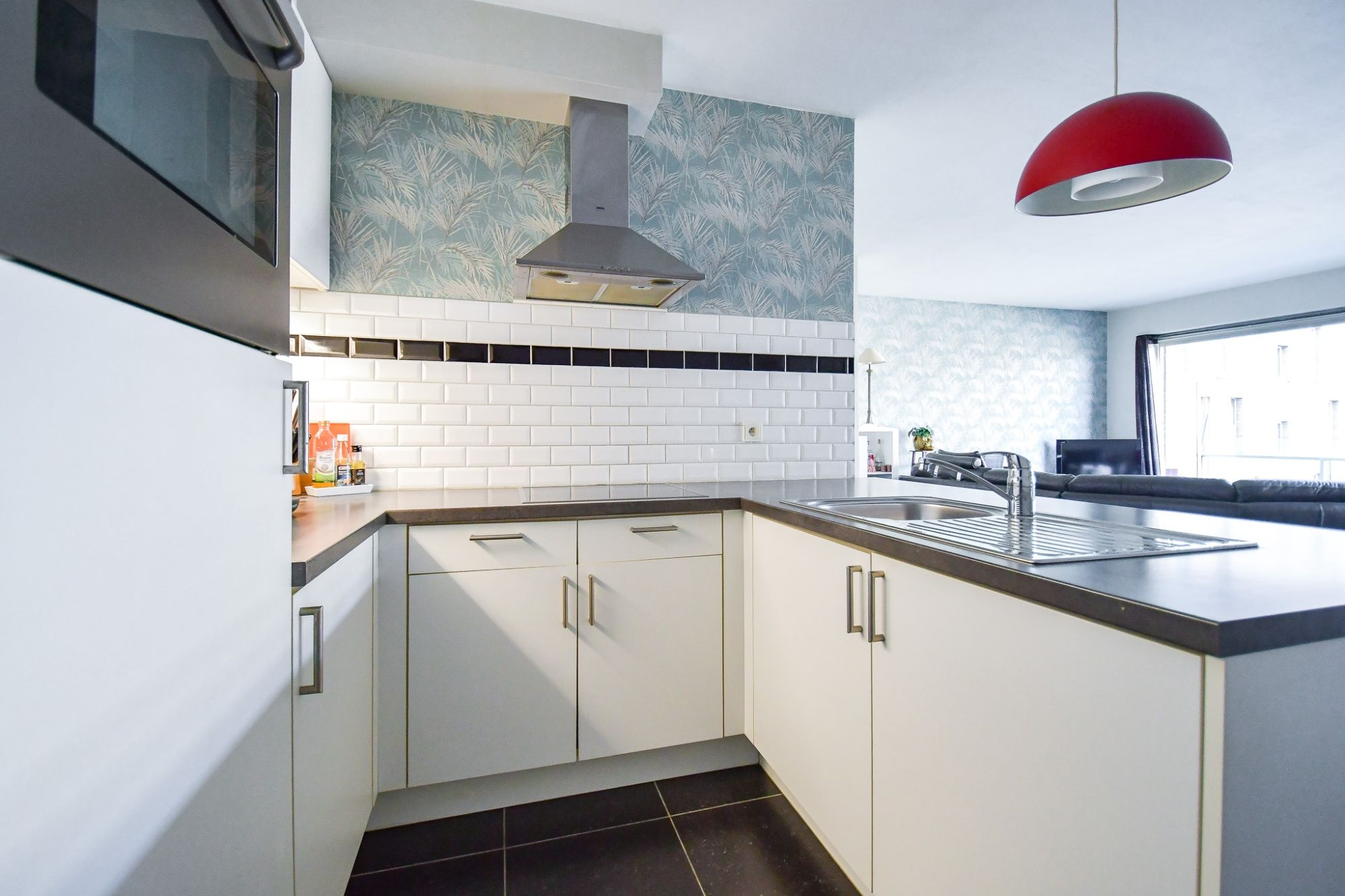 Instapklaar appartement met 2 SLPKS naast het station van Brugge foto 4