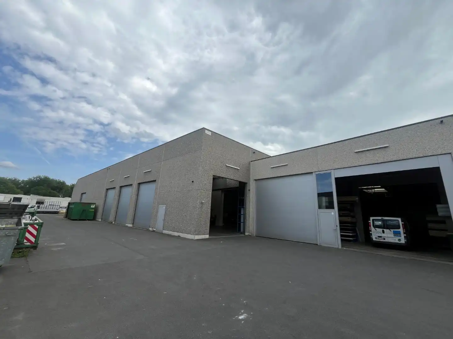 Een welgelegen bedrijfspand (KMO - industrie) van 2.815m² foto 9