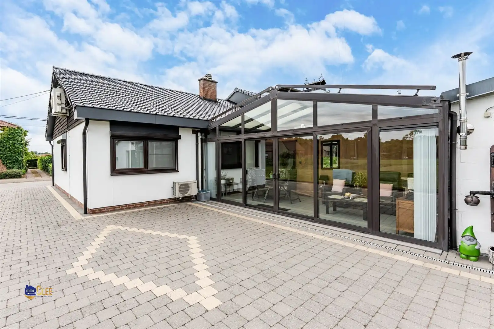 Gelijkvloerse bungalow met veranda, garage en ruime tuin foto 12