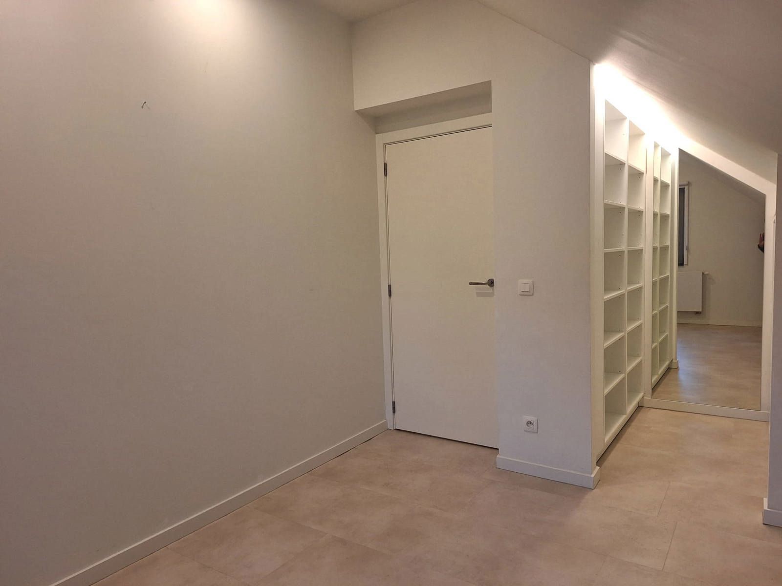 Modern en energiezuinig 2-slaapkamerappartement met carport en ruim terras (geen gemeenschappelijke huurlasten) foto 8