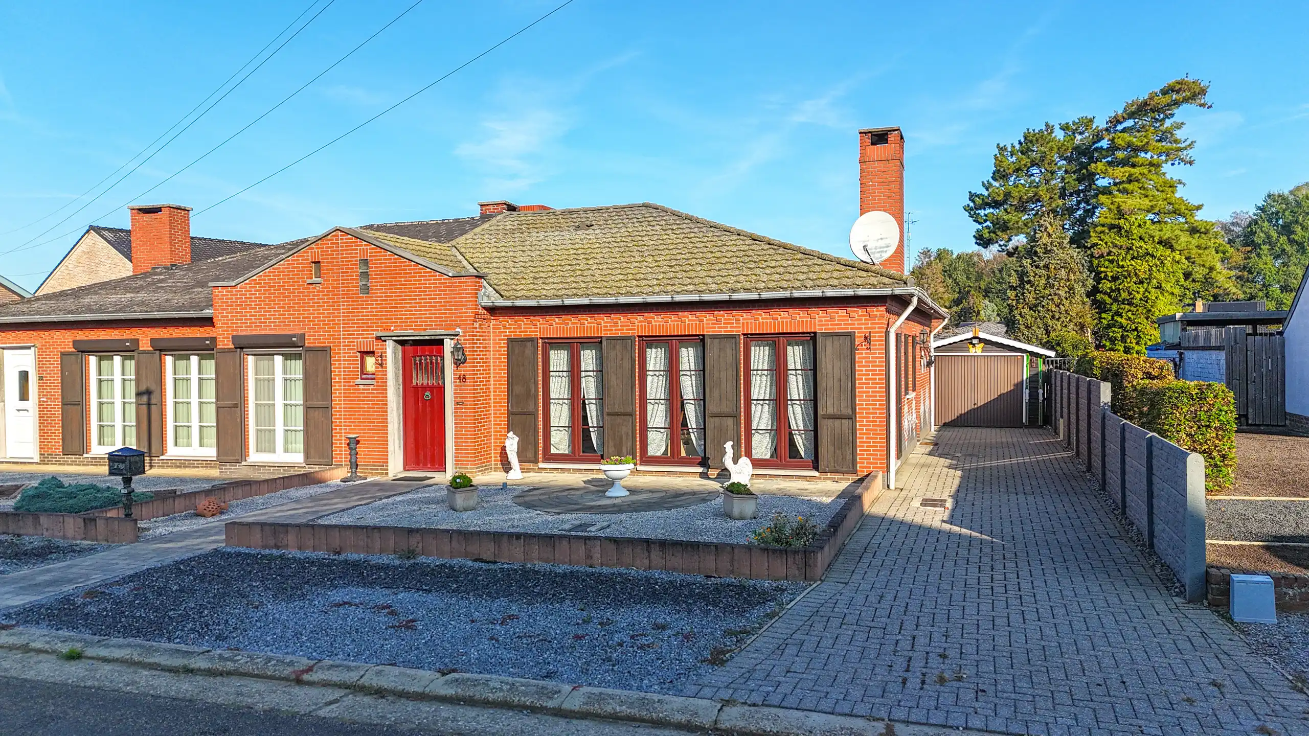 Hoofdfoto van de publicatie: Gelijkvloerse woning met 3 slpks en grote garage te Heusden!
