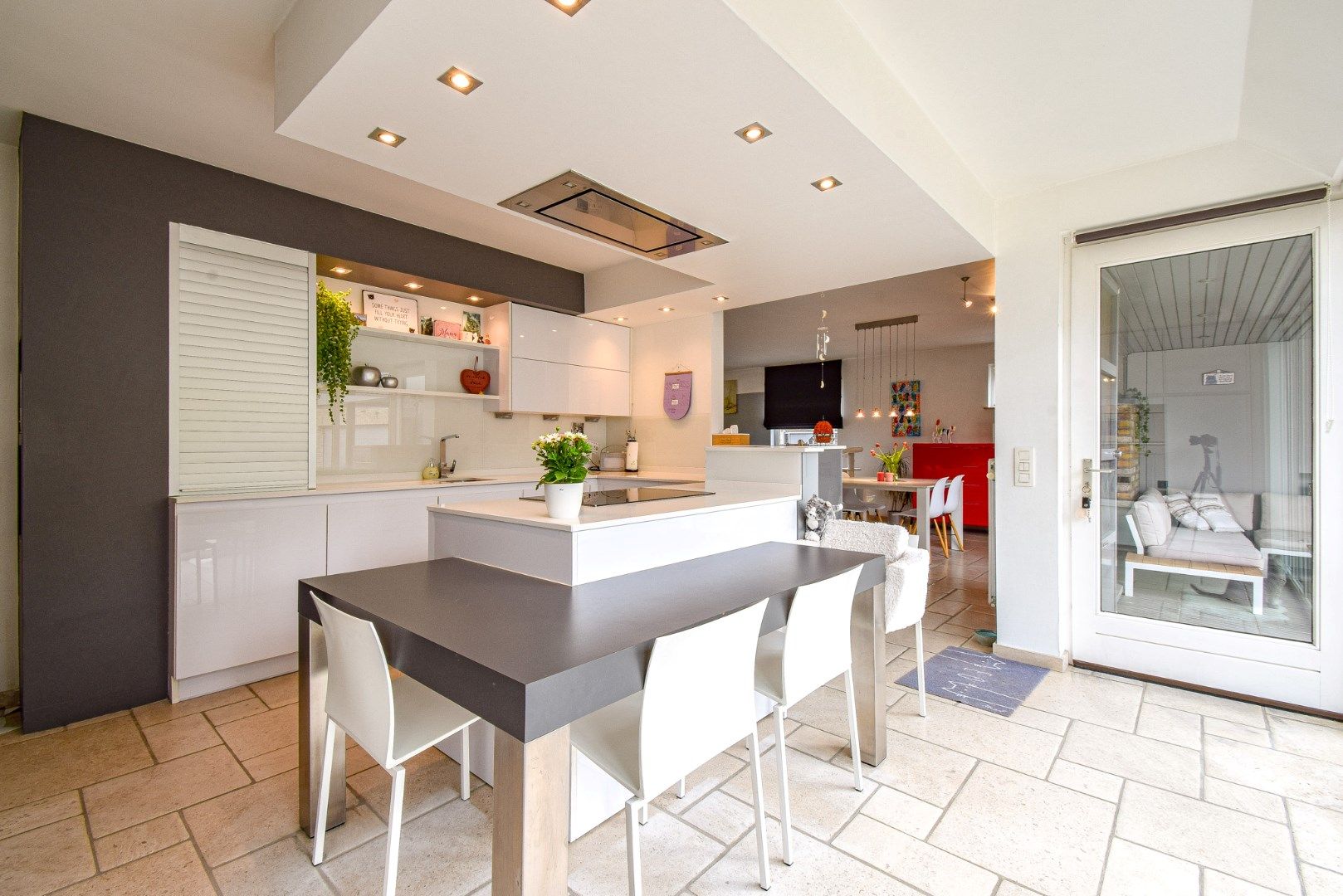 Verzorgde woning met 4 slaapkamers, garage en mooie tuin foto 6