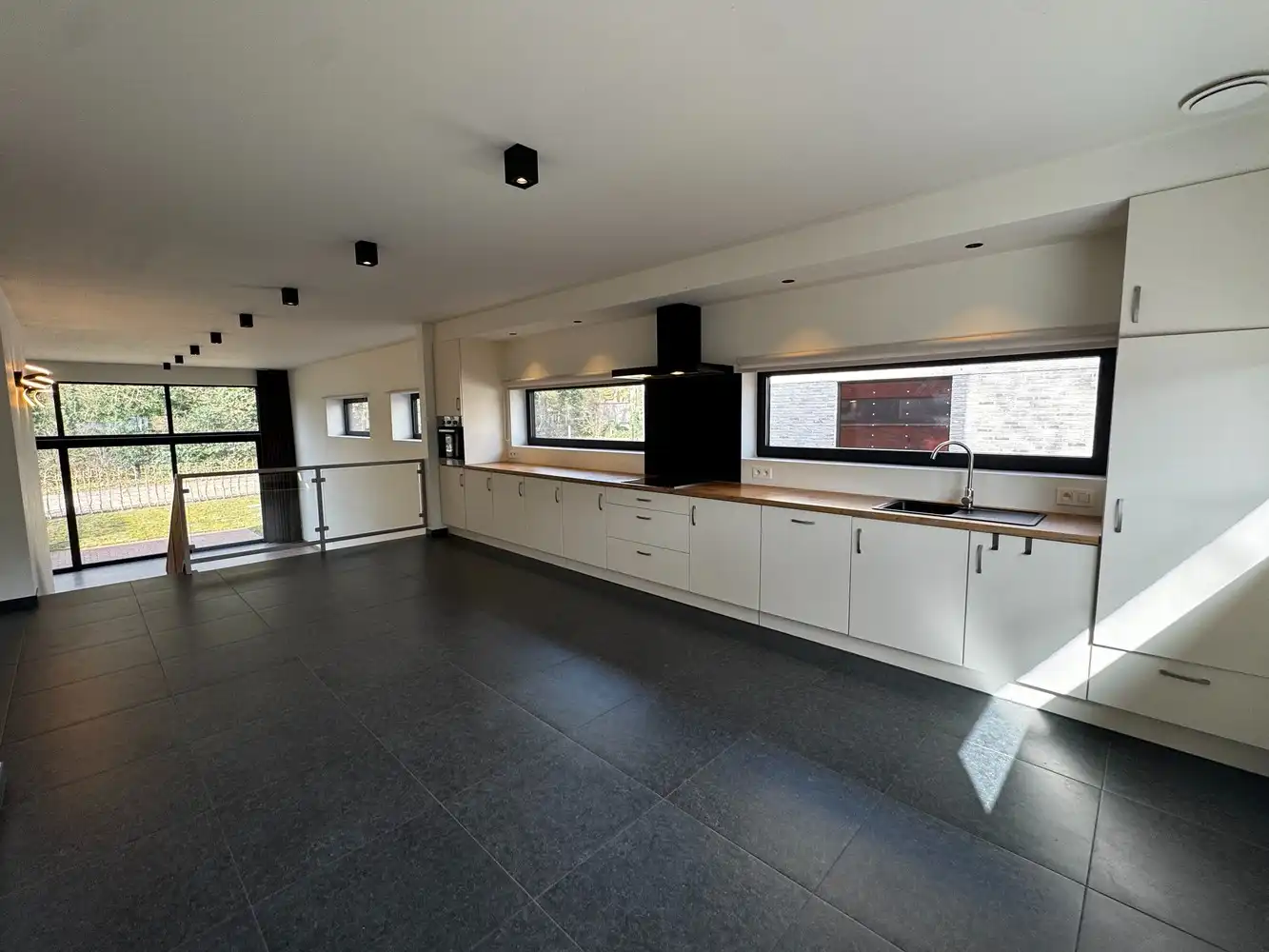 Architecturale woning met unieke split-level leefruimte in het groene Wiemesmeer foto 3