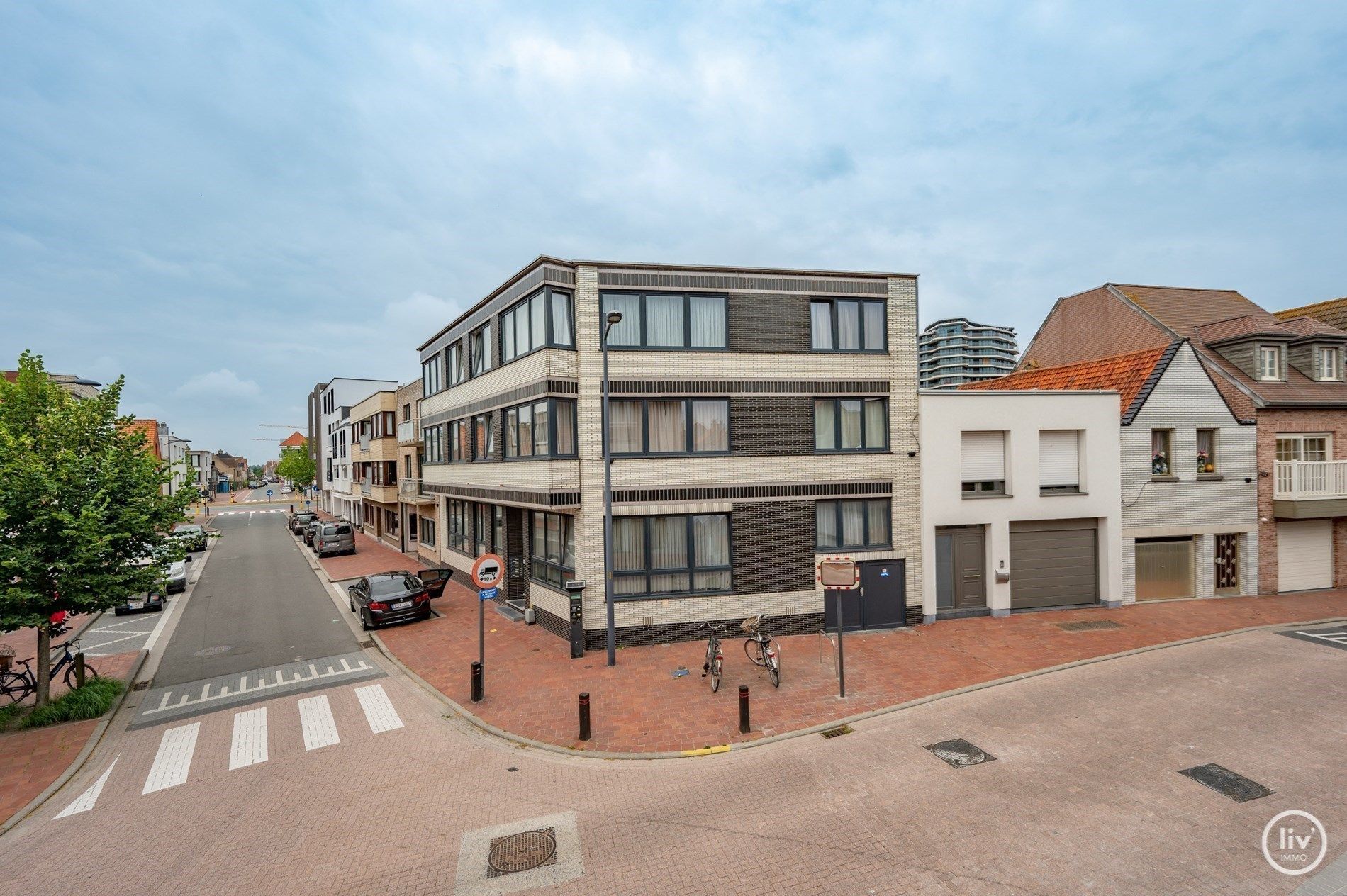 Lichtvol gerenoveerd HOEKappartement met open zicht gelegen vlakbij de LIppenslaan te Knokke.  foto 6