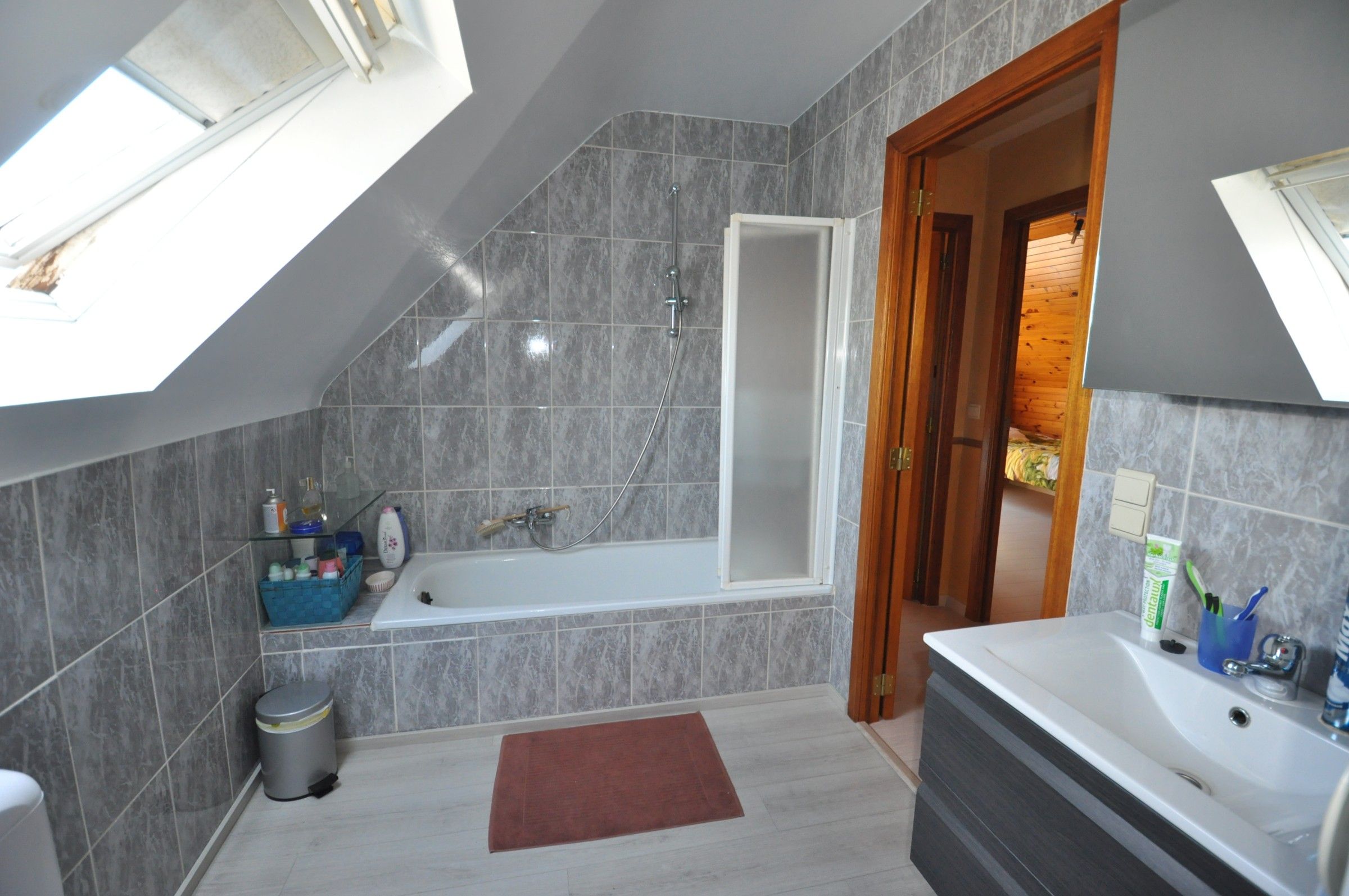 Ruime verzorgde woning met grote tuin en garage ! foto 16
