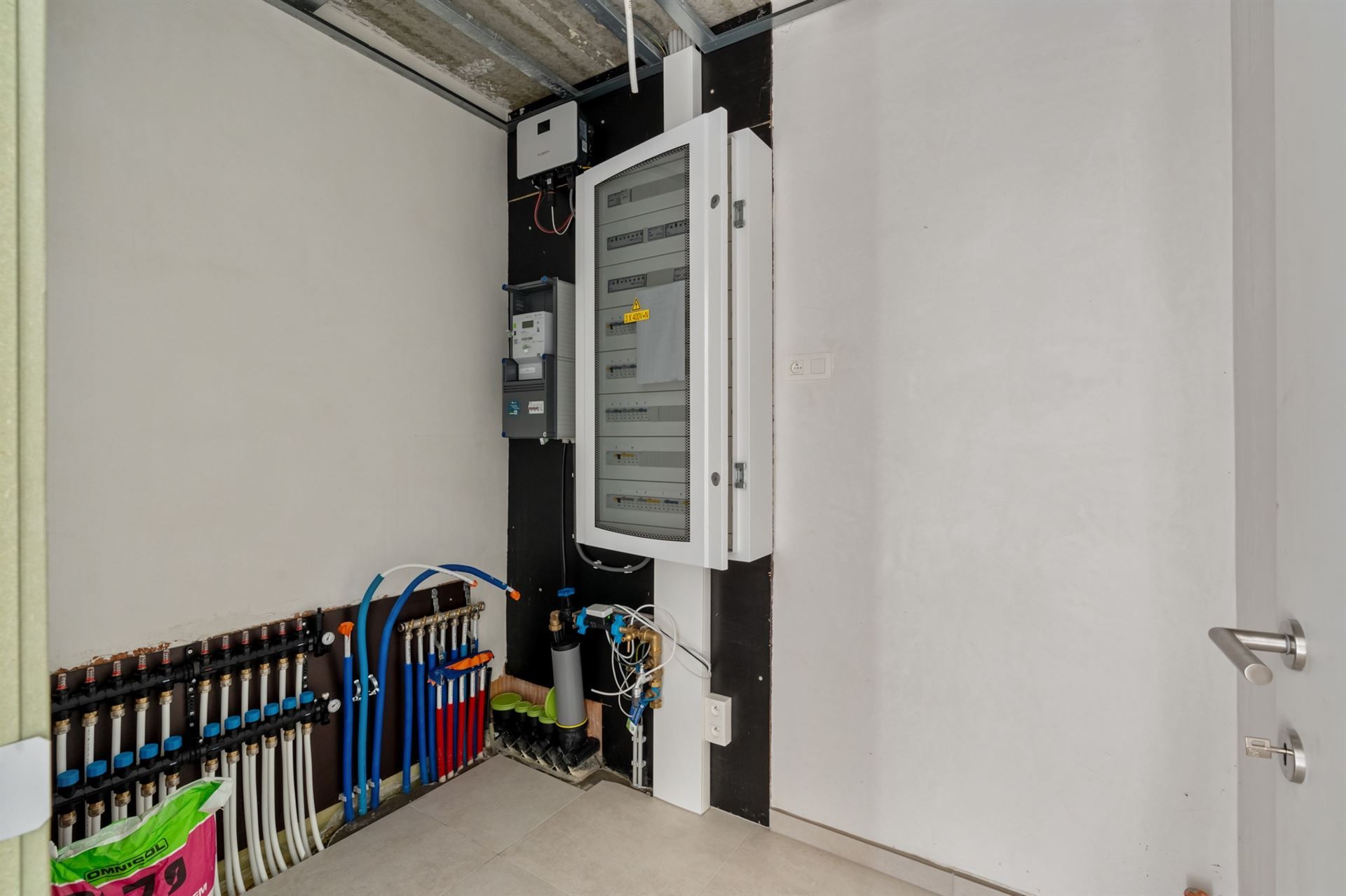 Gelijkvloerse woning met carport en tuin. foto 24