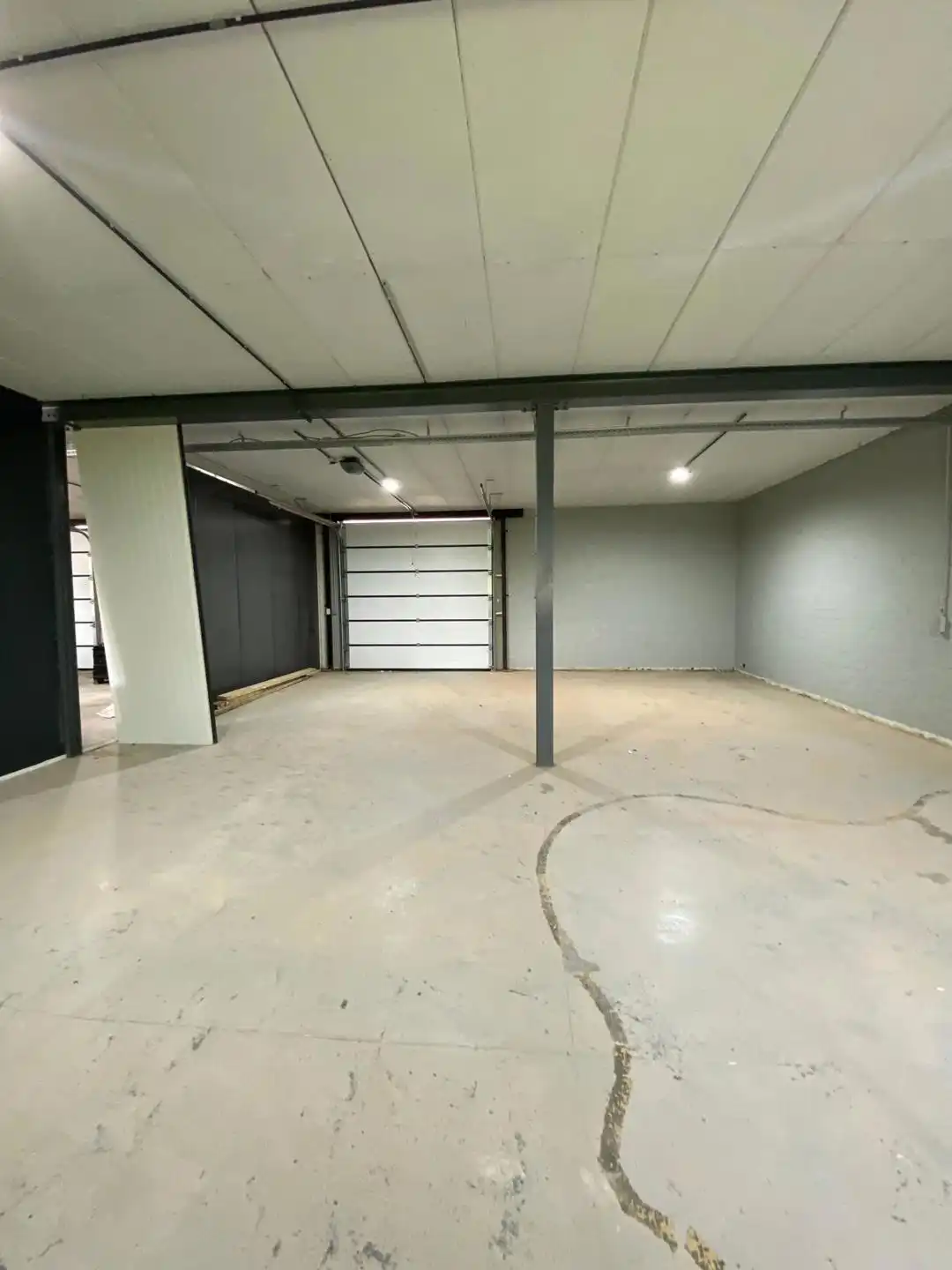 Volledig vernieuwd bedrijfsgebouw met kantoren en magazijnen foto 4