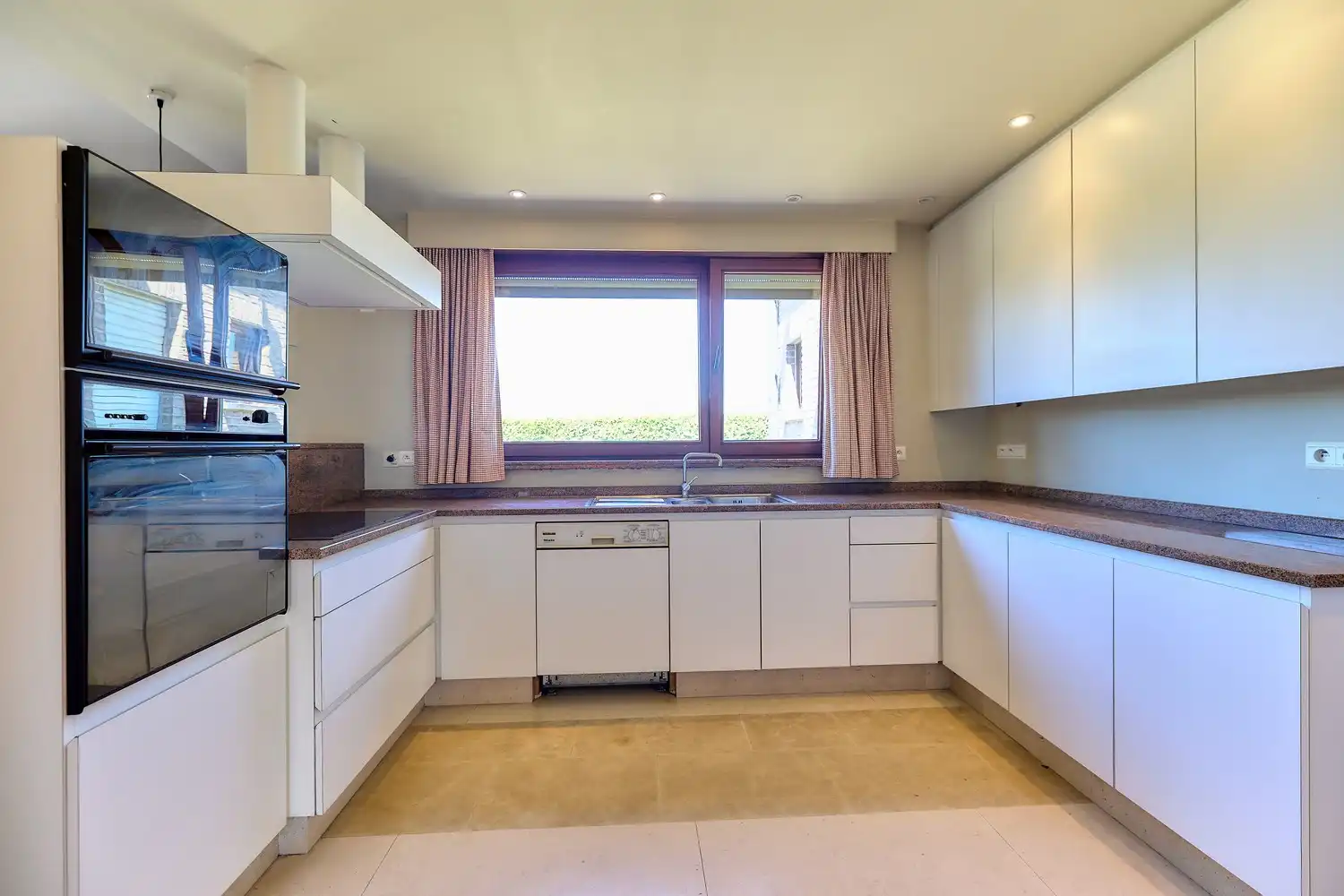 Ruime en degelijk gebouwde villa op groen perceel van 1318m² met zicht op de velden foto 11