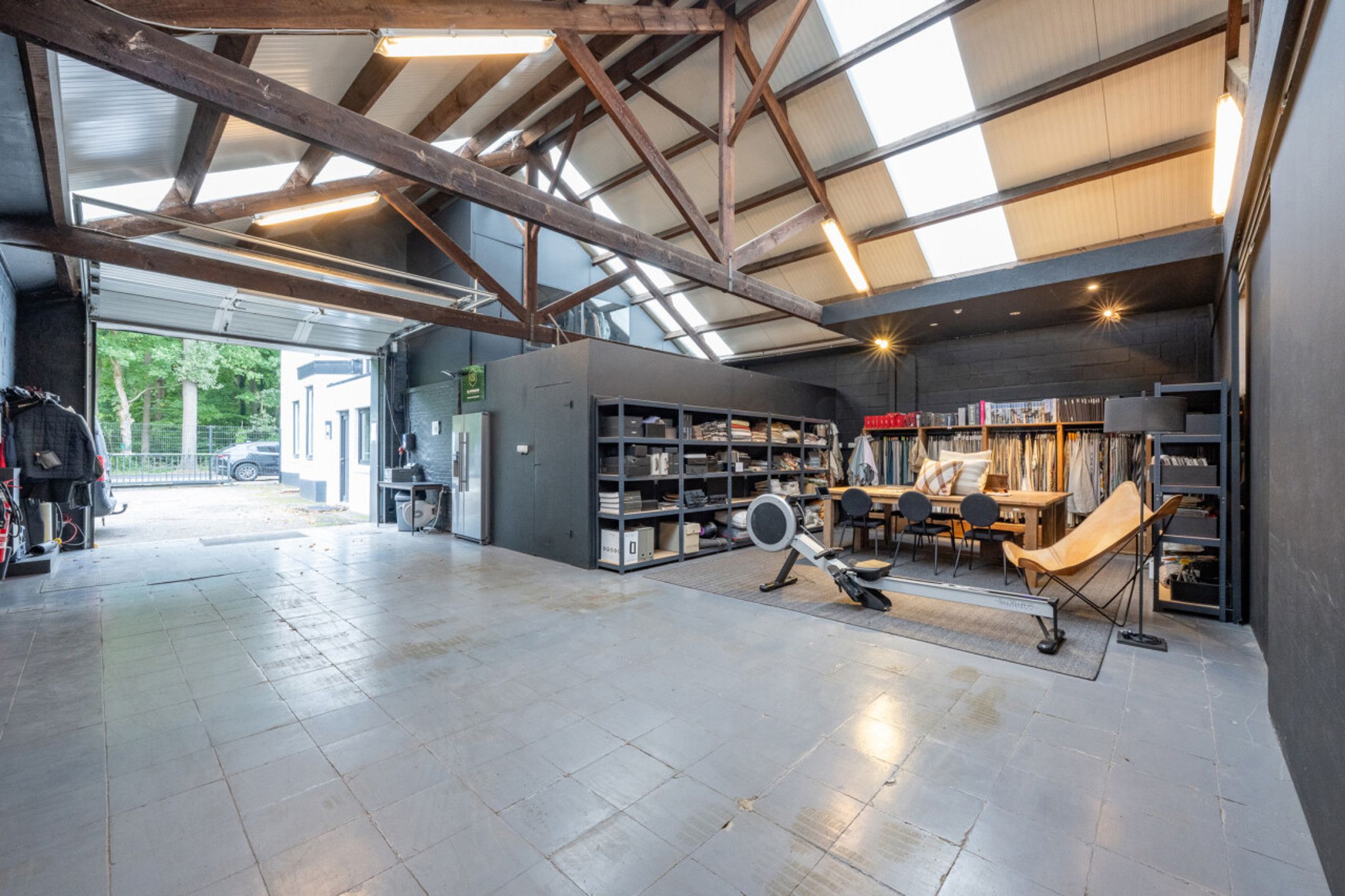 Ruim bedrijvencomplex met opslagruimte en kantoren te Kalmthout  foto 2