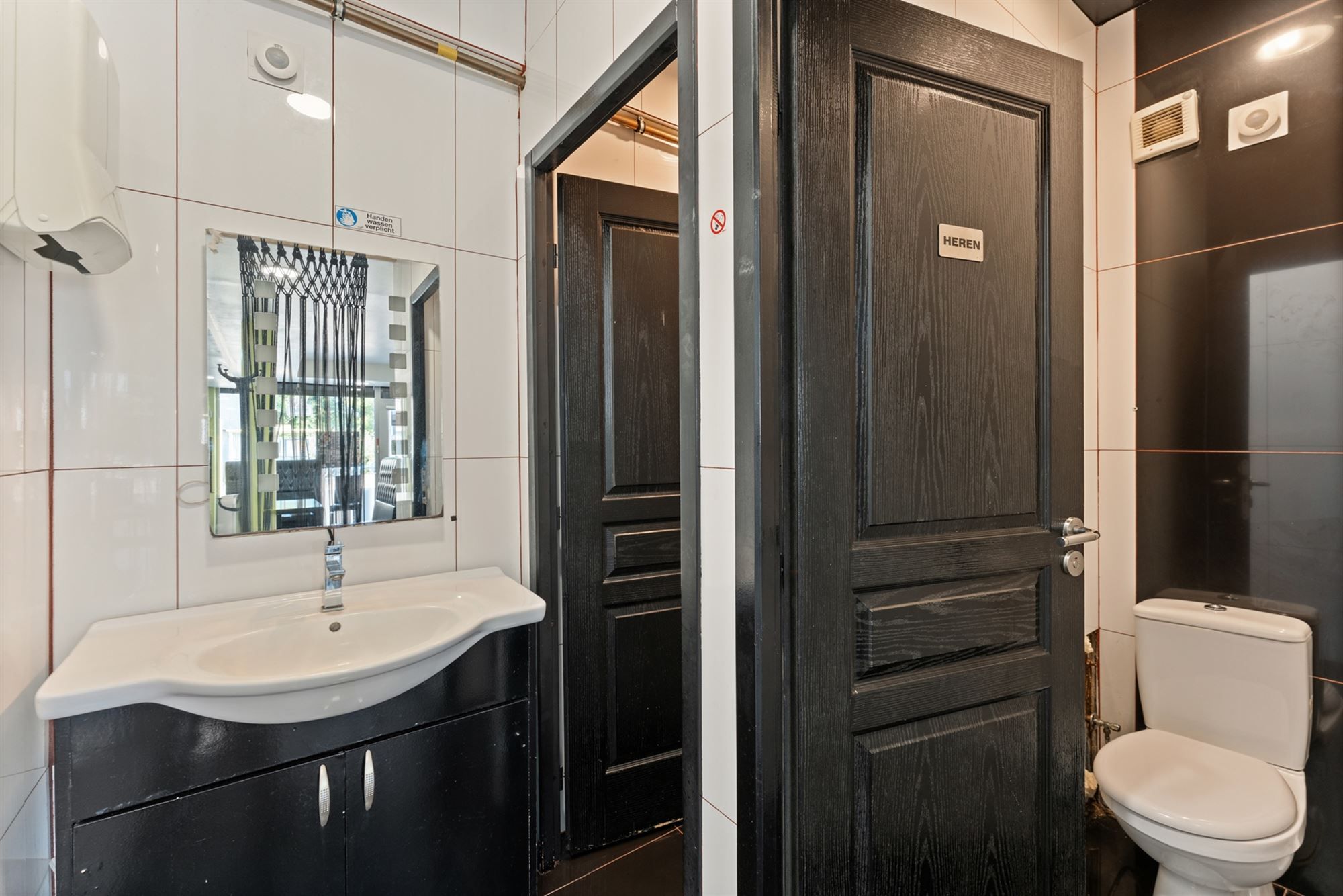 RUIM HANDELSPAND MET GOEDE VISIBILITEIT IN KOERSEL CENTRUM foto 10