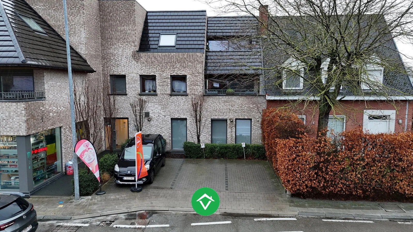 Centraal gelegen handelsruimte met 3 autostandplaatsen te Izegem foto 2